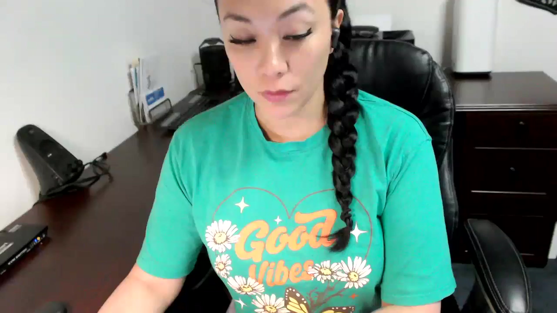 Gallery image thumbnail from MickaylaMoon's myfreecams stream on, 05/09/2024, 16:23 image 6 of 20