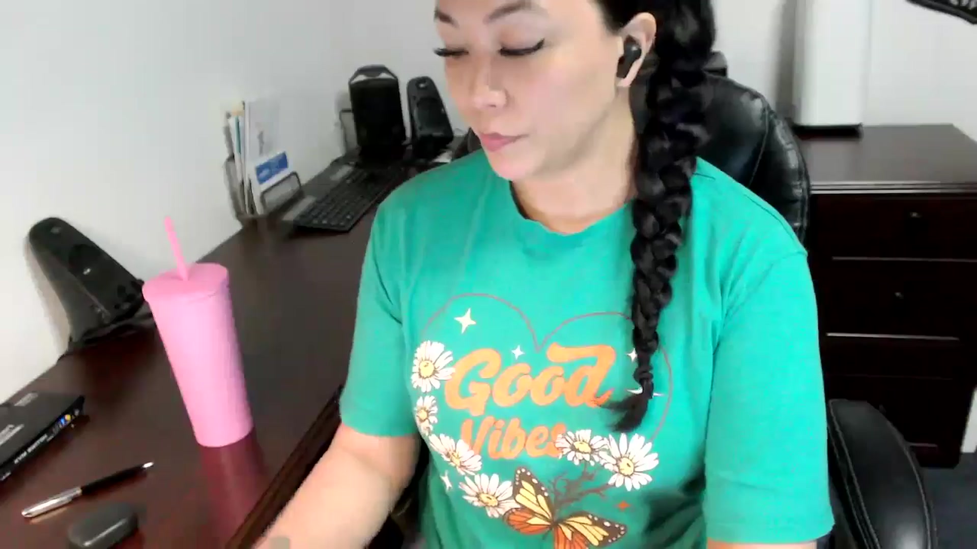 Gallery image thumbnail from MickaylaMoon's myfreecams stream on, 05/09/2024, 16:23 image 15 of 20