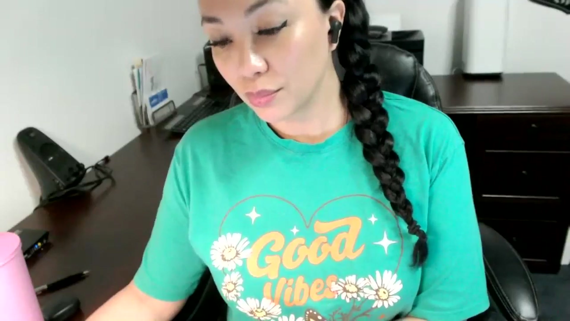 Gallery image thumbnail from MickaylaMoon's myfreecams stream on, 05/09/2024, 16:37 image 10 of 20