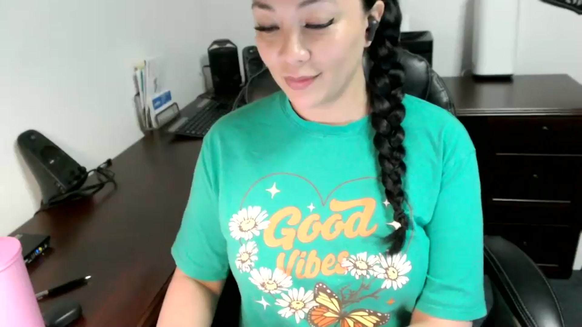 Gallery image thumbnail from MickaylaMoon's myfreecams stream on, 05/09/2024, 16:37 image 4 of 20