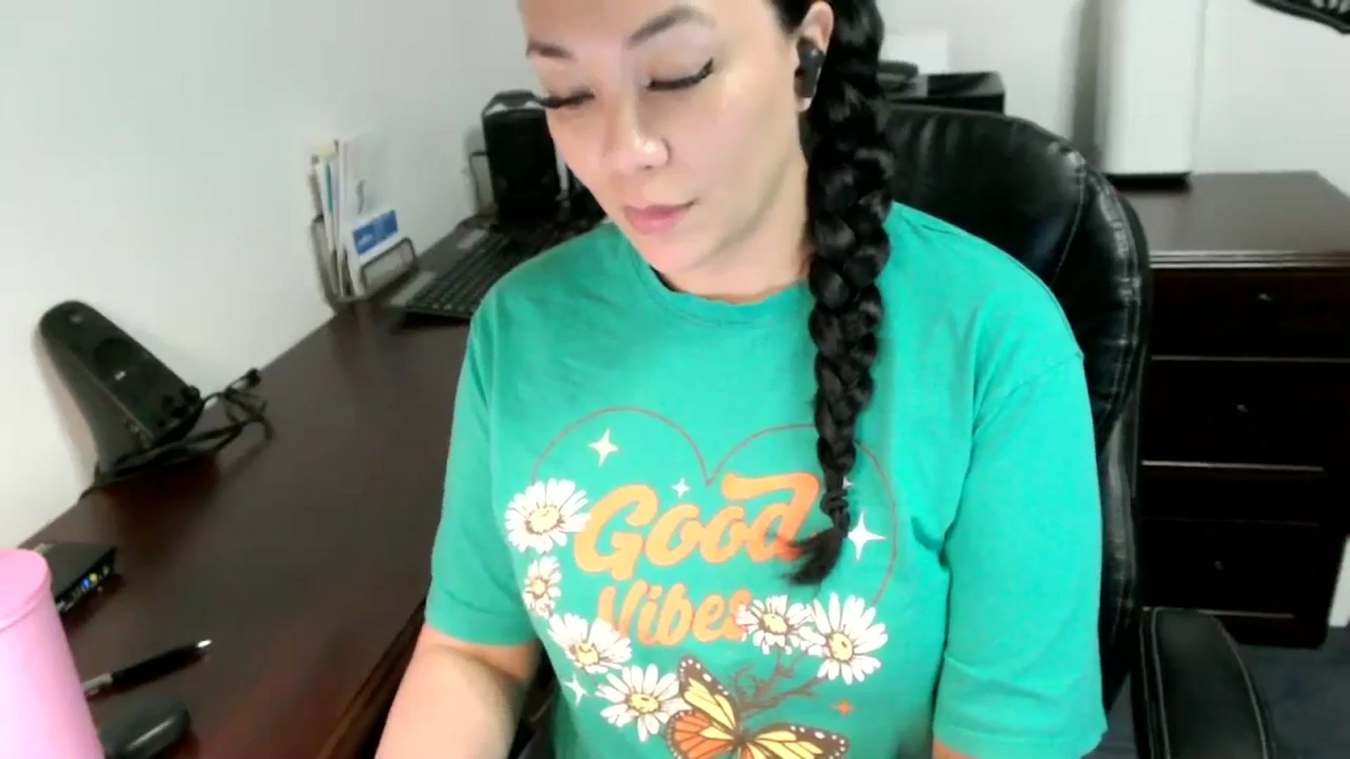 Gallery image thumbnail from MickaylaMoon's myfreecams stream on, 05/09/2024, 16:37 image 6 of 20