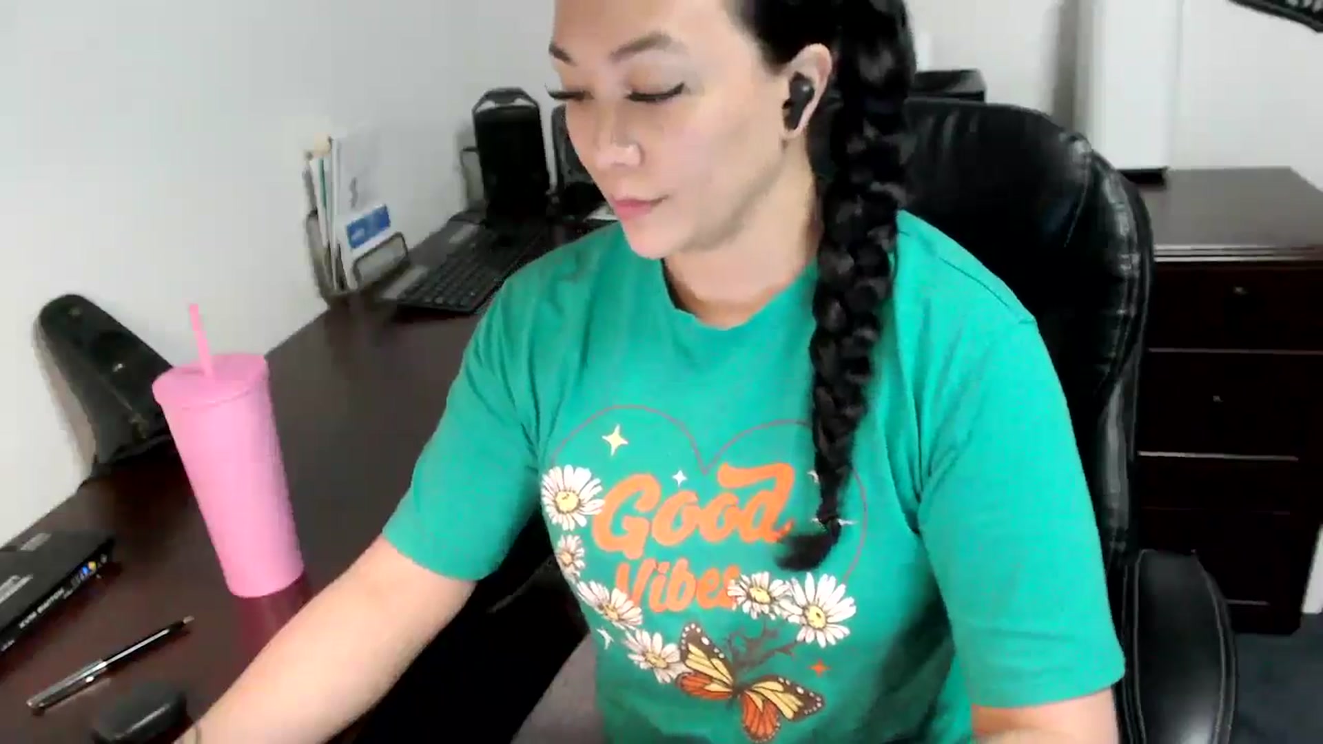 Gallery image thumbnail from MickaylaMoon's myfreecams stream on, 05/09/2024, 17:34 image 15 of 20