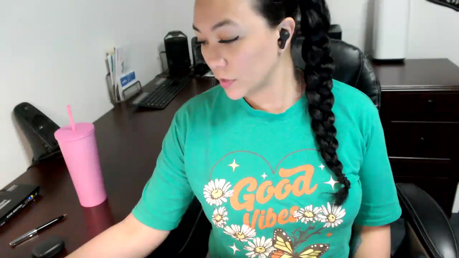 Gallery image thumbnail from MickaylaMoon's myfreecams stream on, 05/09/2024, 17:34 image 13 of 20