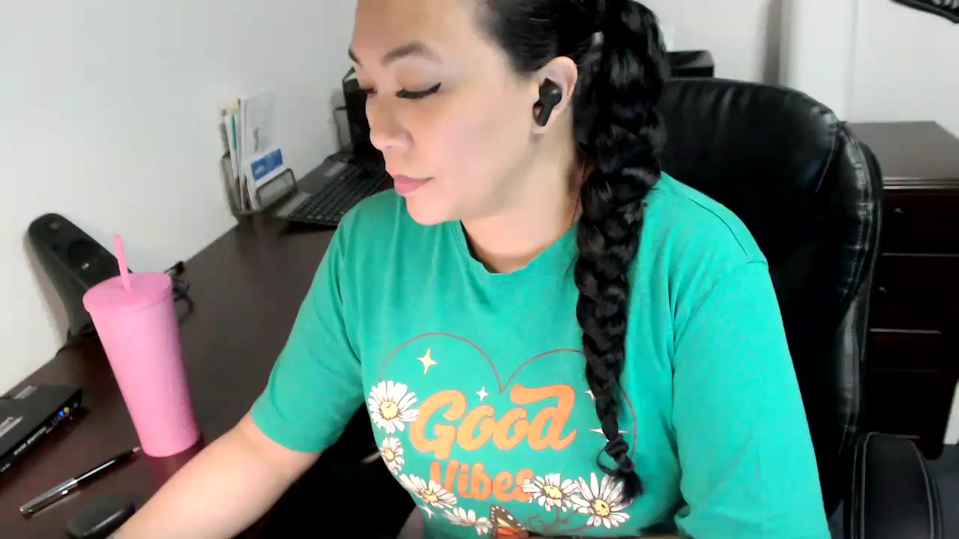 Gallery image thumbnail from MickaylaMoon's myfreecams stream on, 05/09/2024, 17:34 image 7 of 20