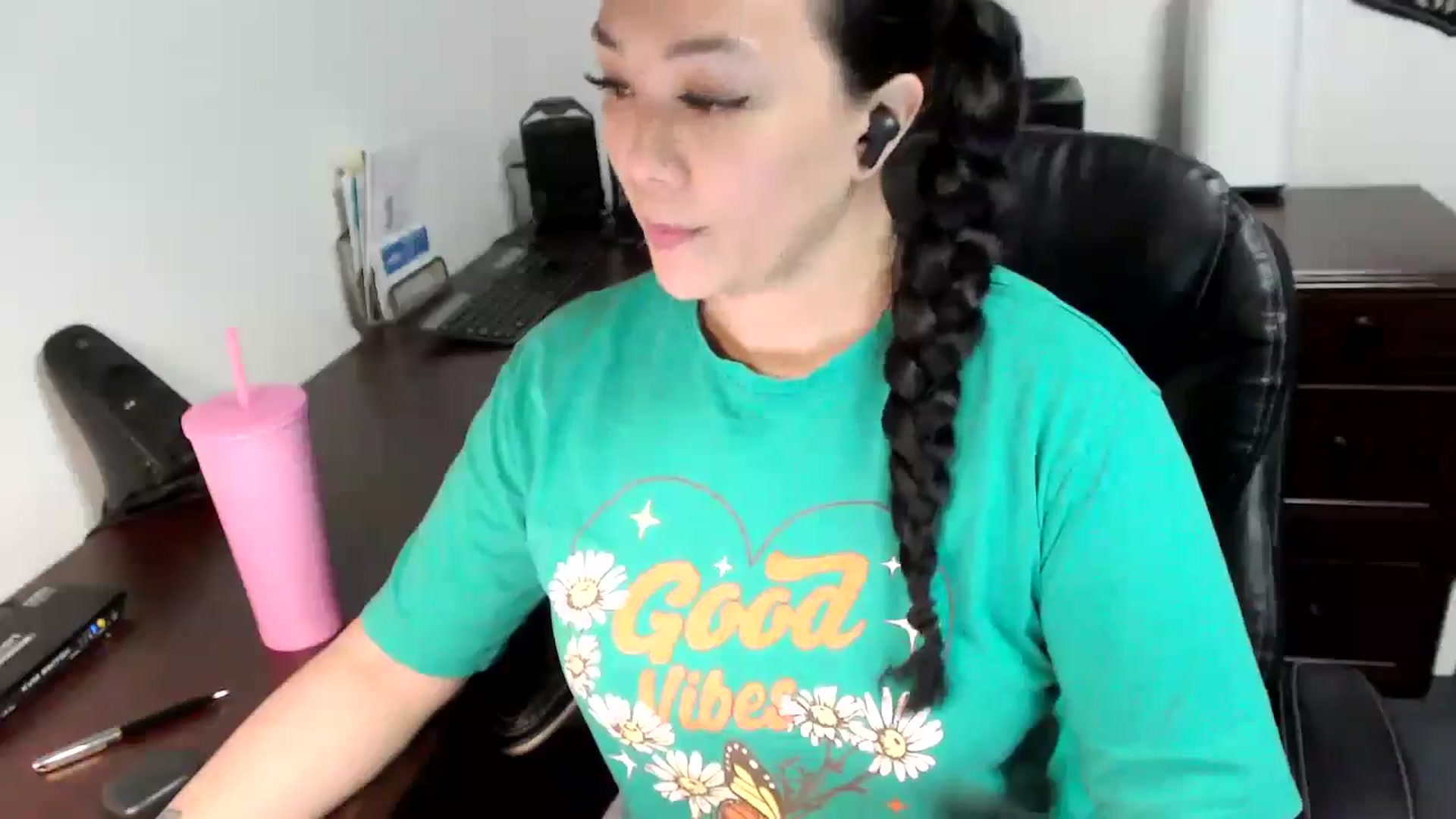 Gallery image thumbnail from MickaylaMoon's myfreecams stream on, 05/09/2024, 17:34 image 4 of 20