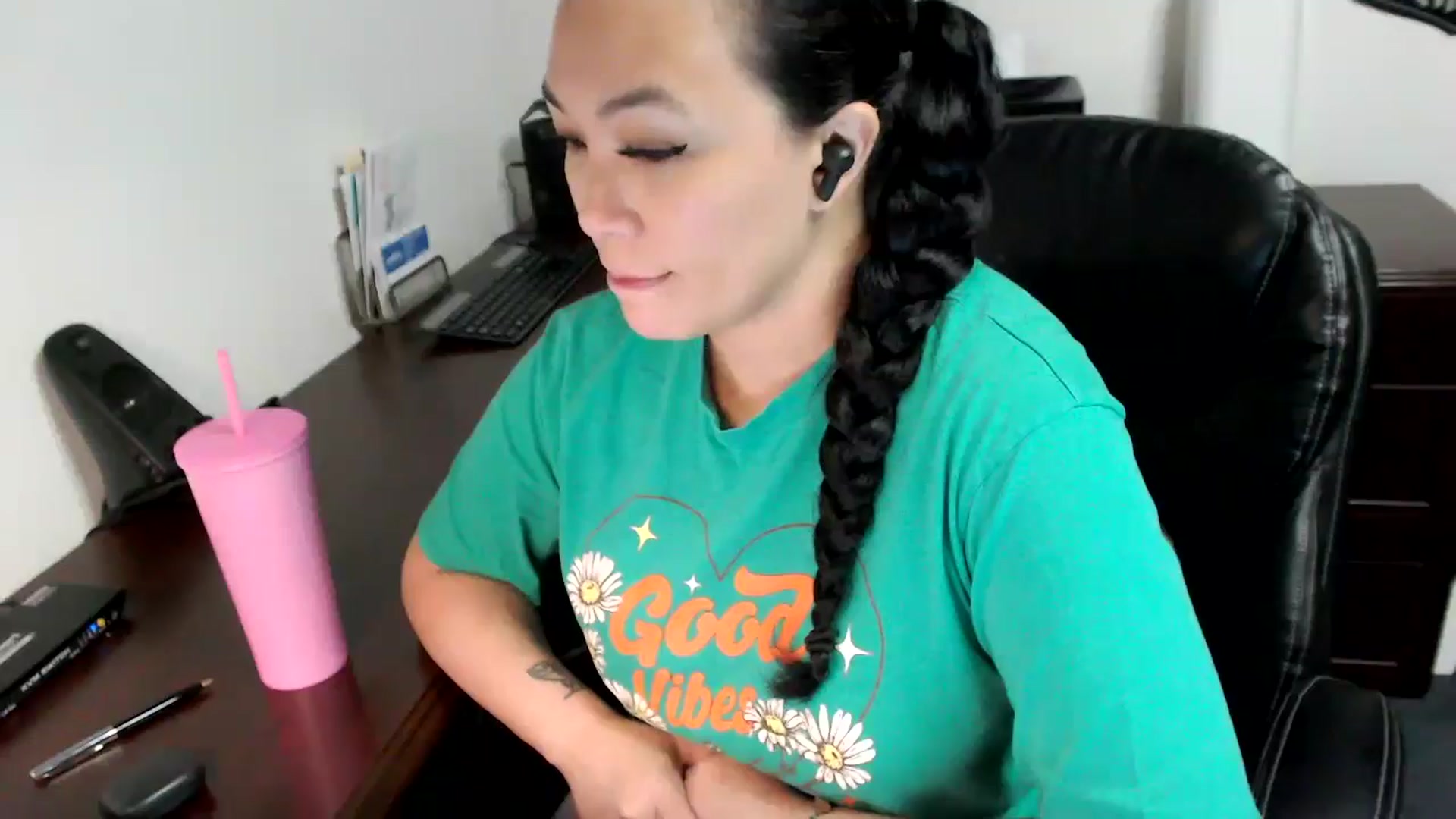 Gallery image thumbnail from MickaylaMoon's myfreecams stream on, 05/09/2024, 17:34 image 17 of 20