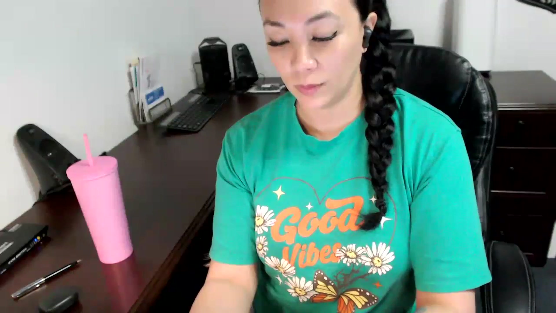 Gallery image thumbnail from MickaylaMoon's myfreecams stream on, 05/09/2024, 17:34 image 16 of 20