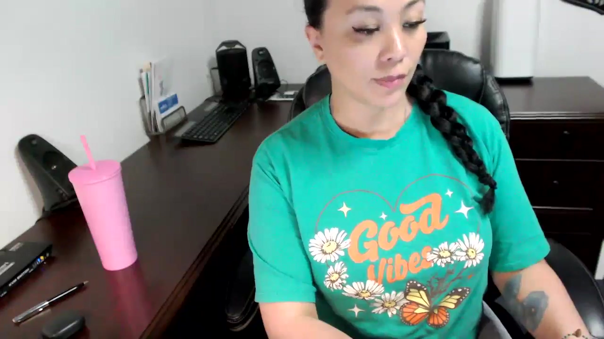 Gallery image thumbnail from MickaylaMoon's myfreecams stream on, 05/09/2024, 17:34 image 19 of 20