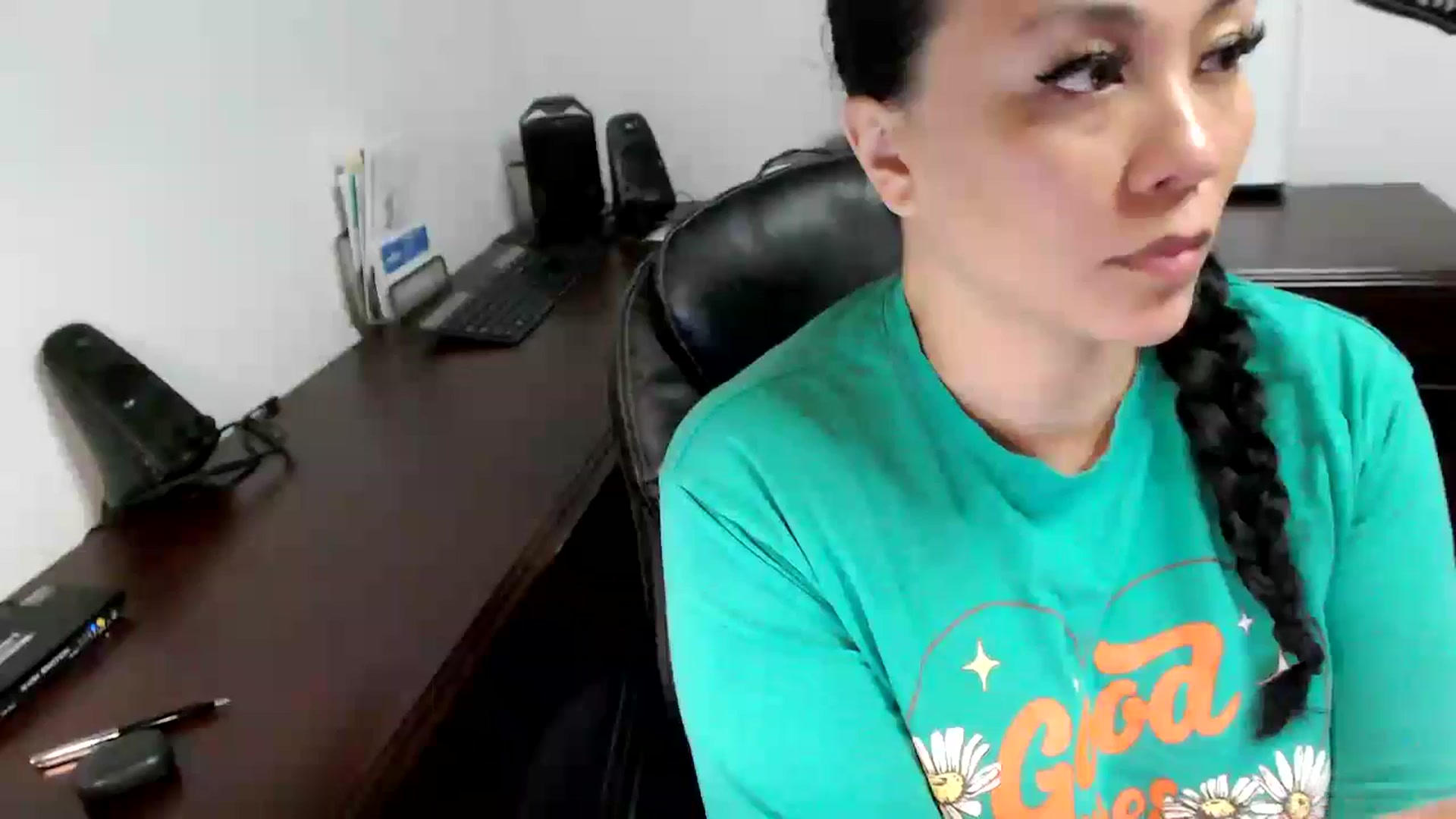 Gallery image thumbnail from MickaylaMoon's myfreecams stream on, 05/09/2024, 20:14 image 3 of 20