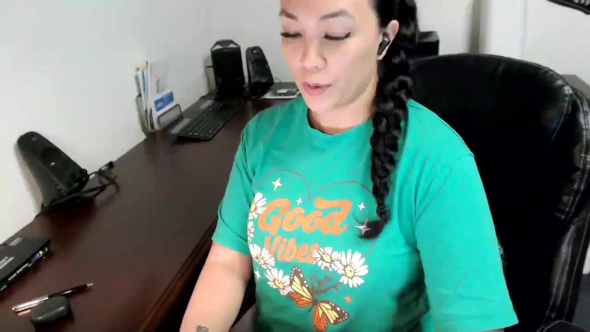 Gallery image thumbnail from MickaylaMoon's myfreecams stream on, 05/09/2024, 20:14 image 7 of 20