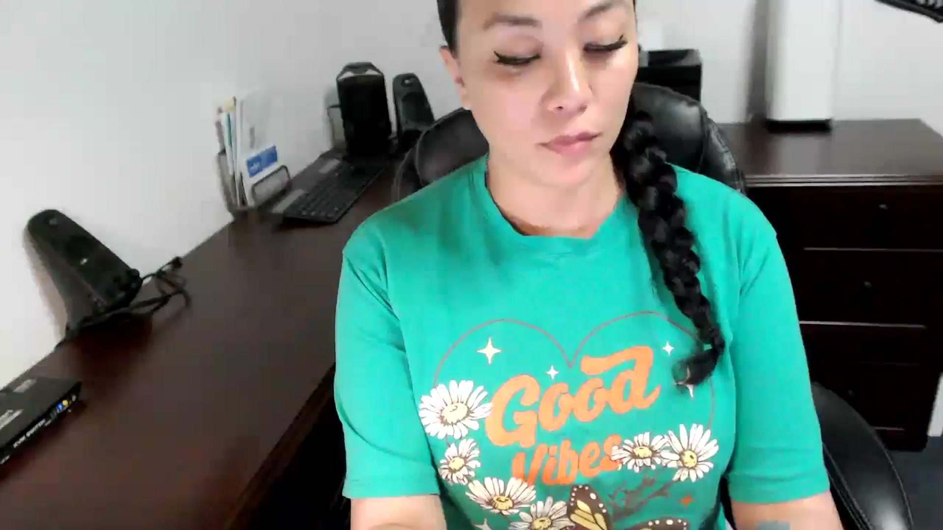Gallery image thumbnail from MickaylaMoon's myfreecams stream on, 05/09/2024, 20:14 image 16 of 20