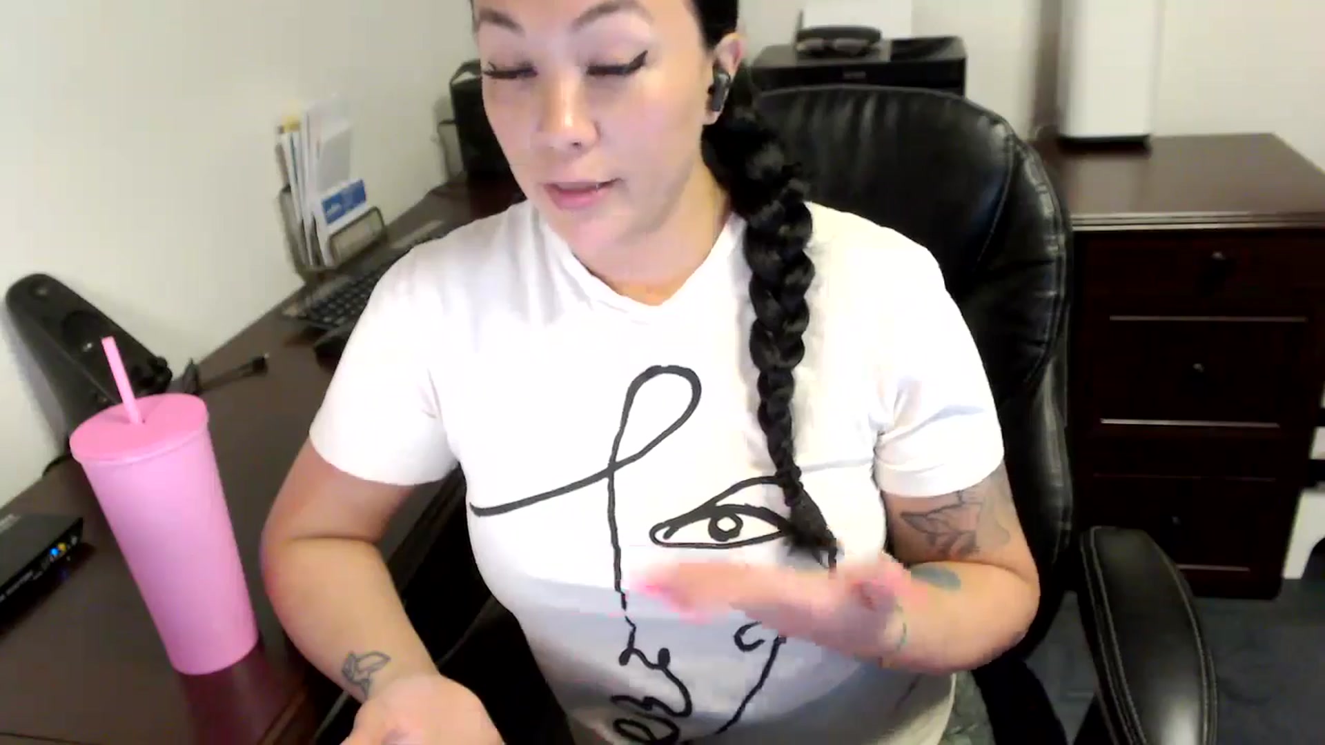 Gallery image thumbnail from MickaylaMoon's myfreecams stream on, 05/10/2024, 15:54 image 19 of 20