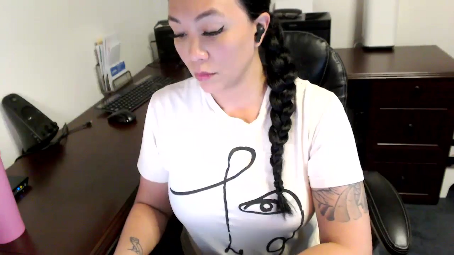 Gallery image thumbnail from MickaylaMoon's myfreecams stream on, 05/10/2024, 16:27 image 13 of 20