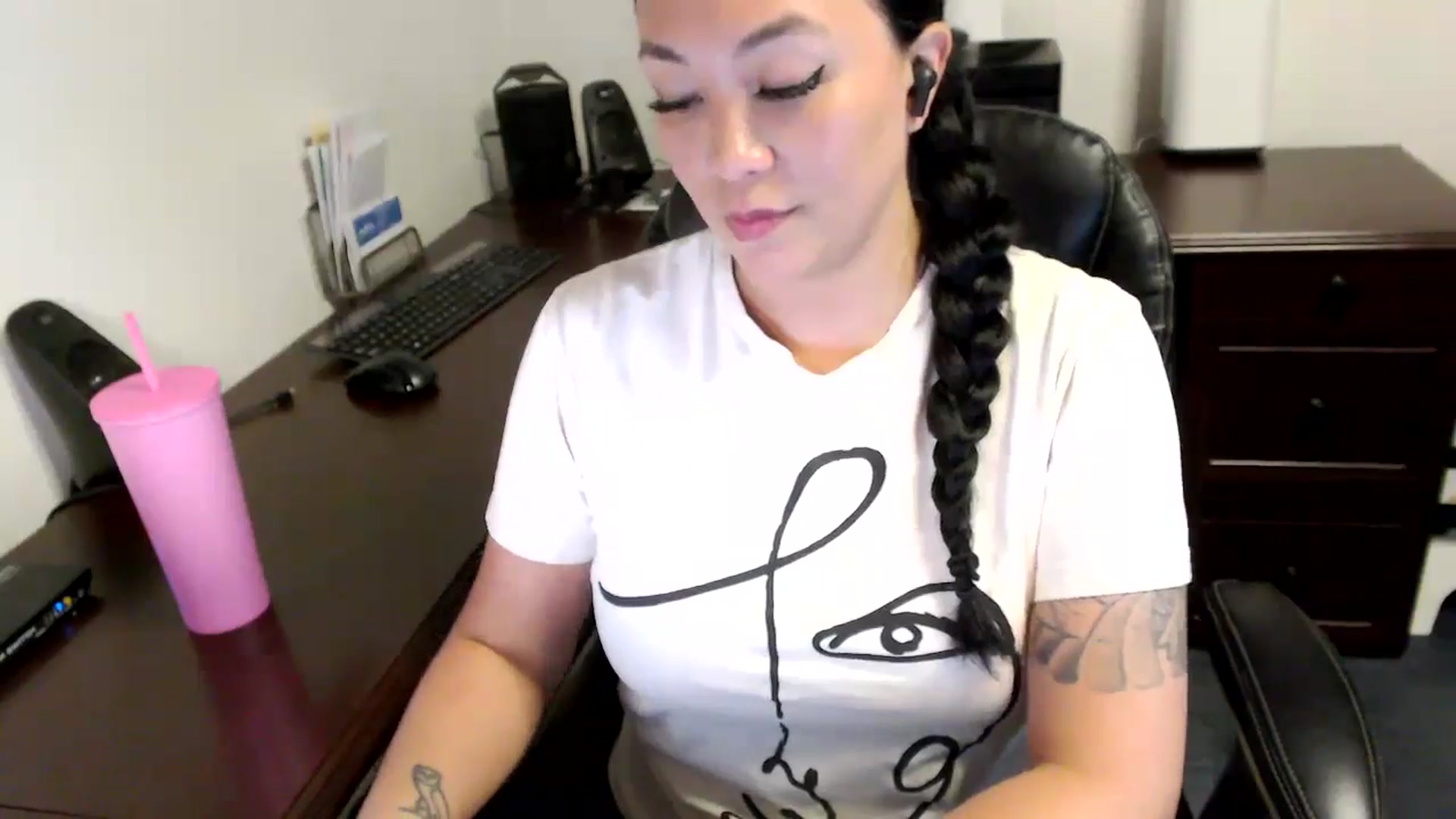Gallery image thumbnail from MickaylaMoon's myfreecams stream on, 05/10/2024, 16:27 image 17 of 20