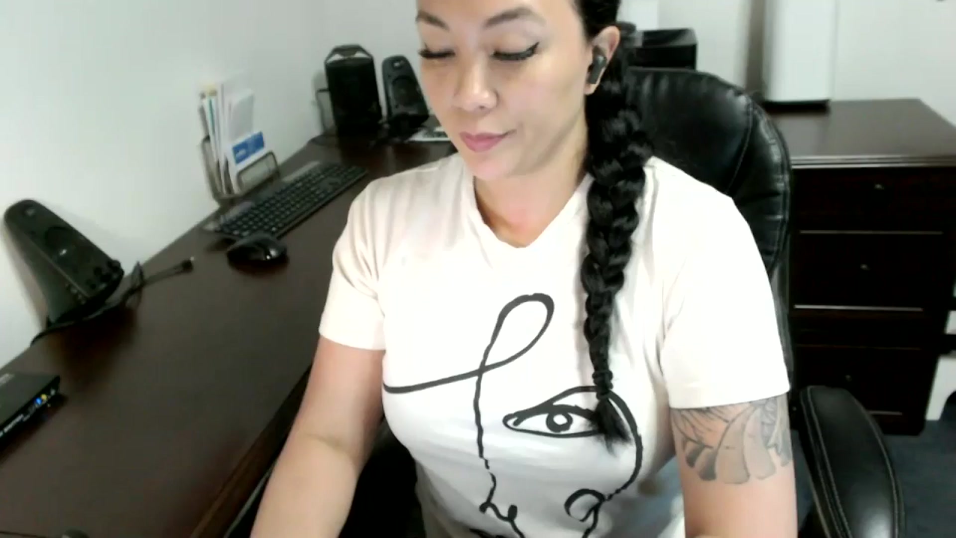 Gallery image thumbnail from MickaylaMoon's myfreecams stream on, 05/10/2024, 18:52 image 1 of 20