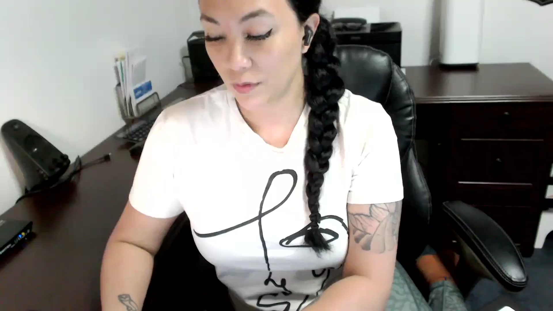 Gallery image thumbnail from MickaylaMoon's myfreecams stream on, 05/10/2024, 18:52 image 9 of 20