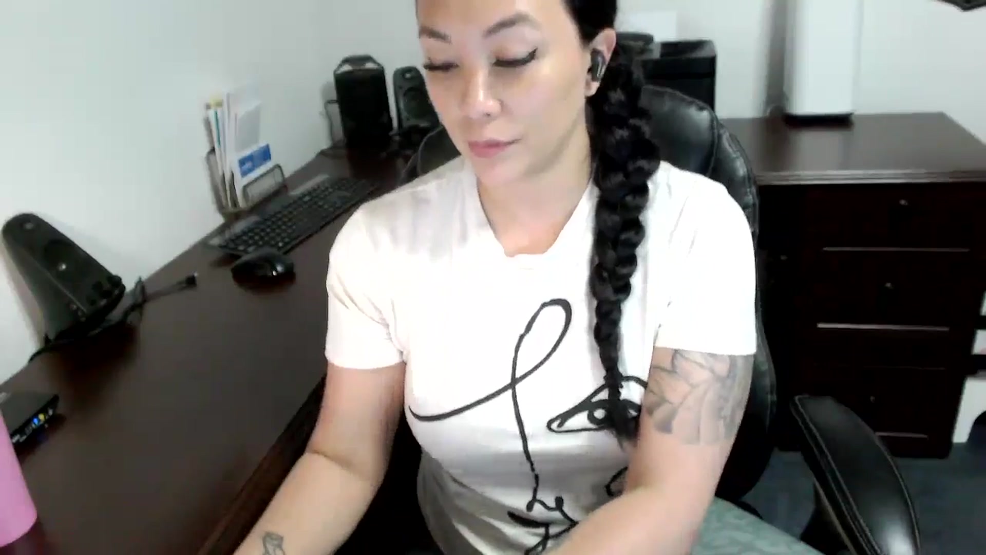Gallery image thumbnail from MickaylaMoon's myfreecams stream on, 05/10/2024, 18:52 image 14 of 20
