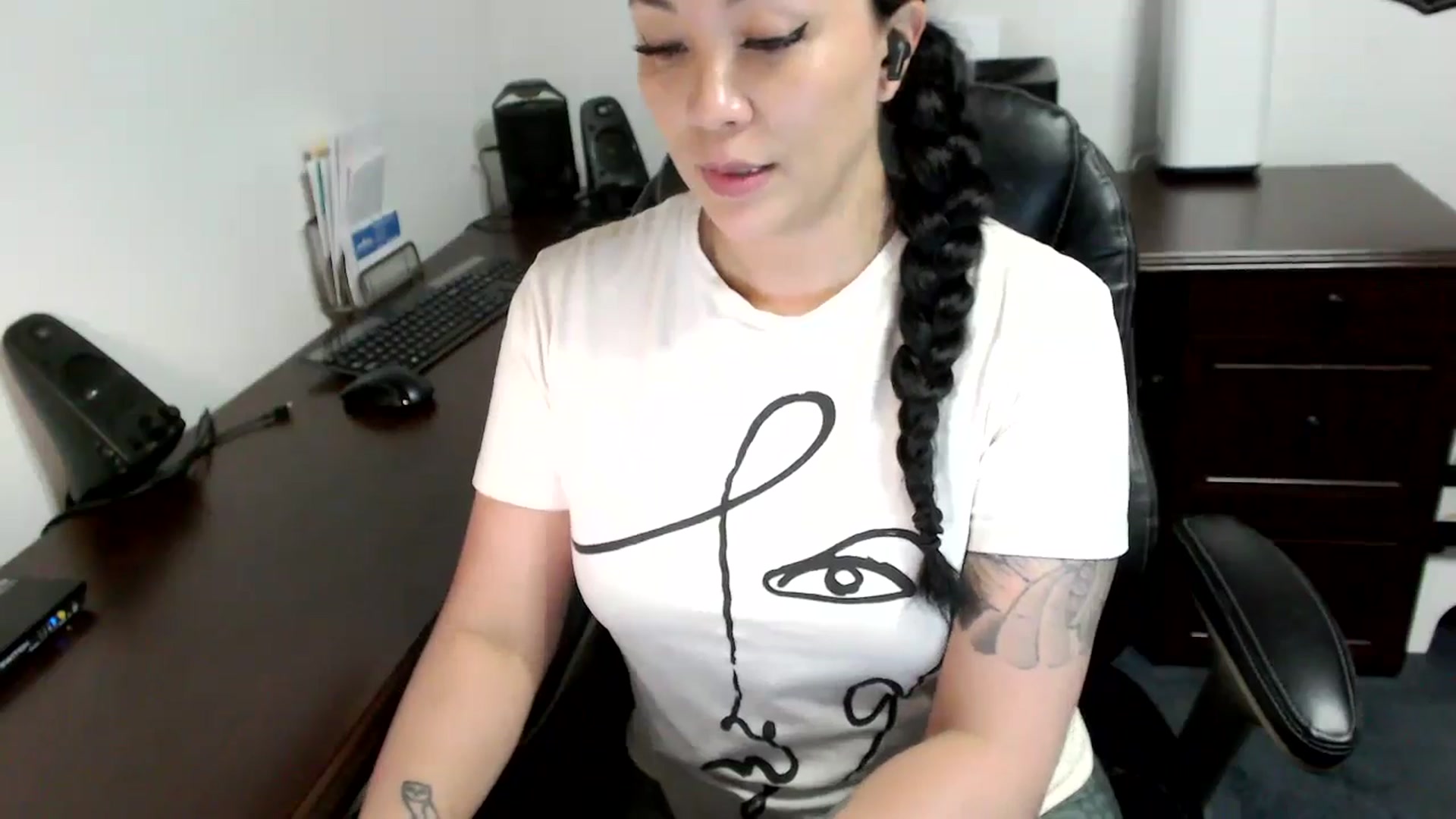 Gallery image thumbnail from MickaylaMoon's myfreecams stream on, 05/10/2024, 18:52 image 17 of 20