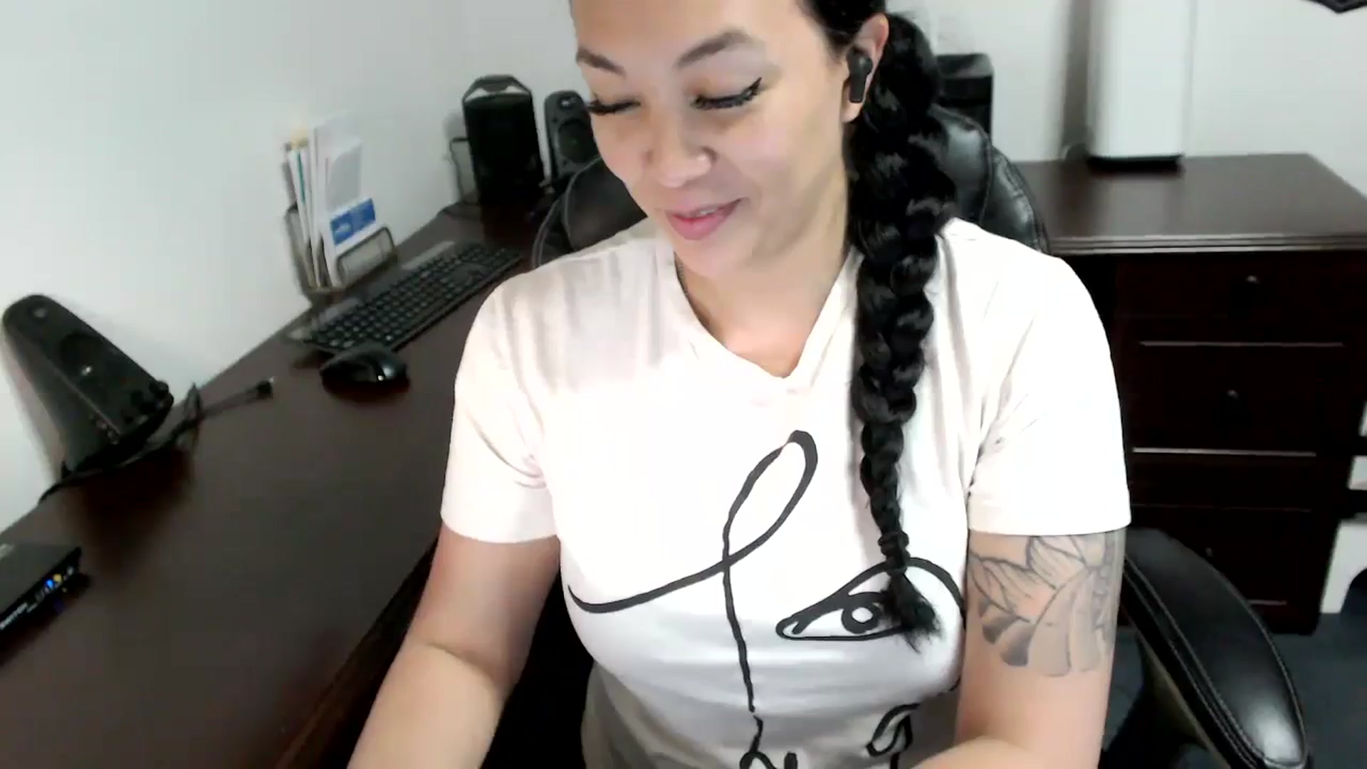 Gallery image thumbnail from MickaylaMoon's myfreecams stream on, 05/10/2024, 19:09 image 16 of 20