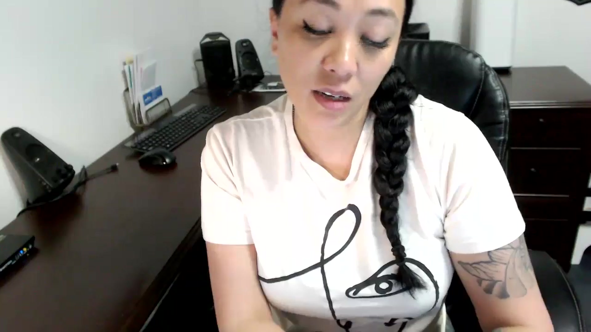 Gallery image thumbnail from MickaylaMoon's myfreecams stream on, 05/10/2024, 19:09 image 4 of 20