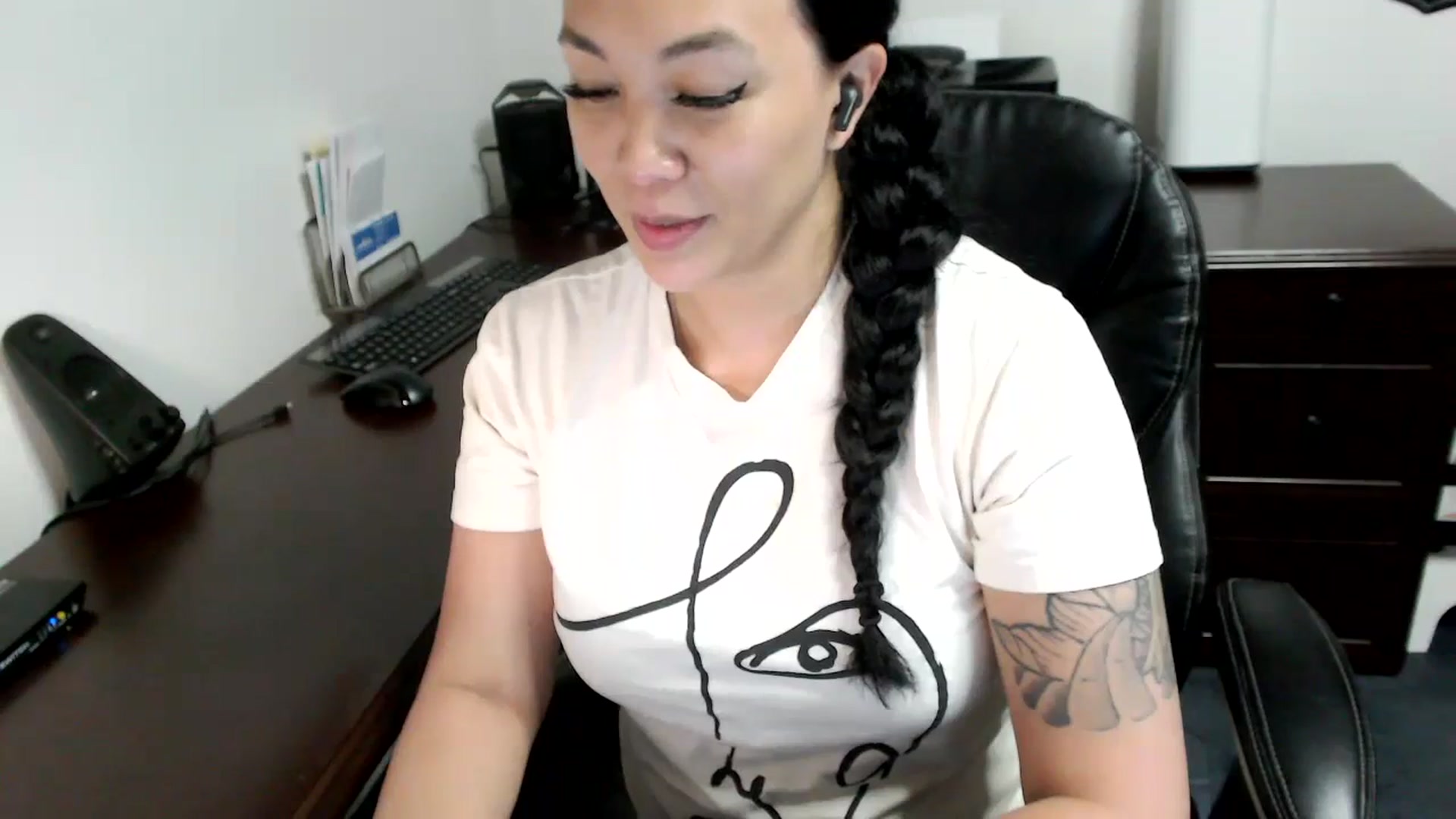 Gallery image thumbnail from MickaylaMoon's myfreecams stream on, 05/10/2024, 19:09 image 18 of 20