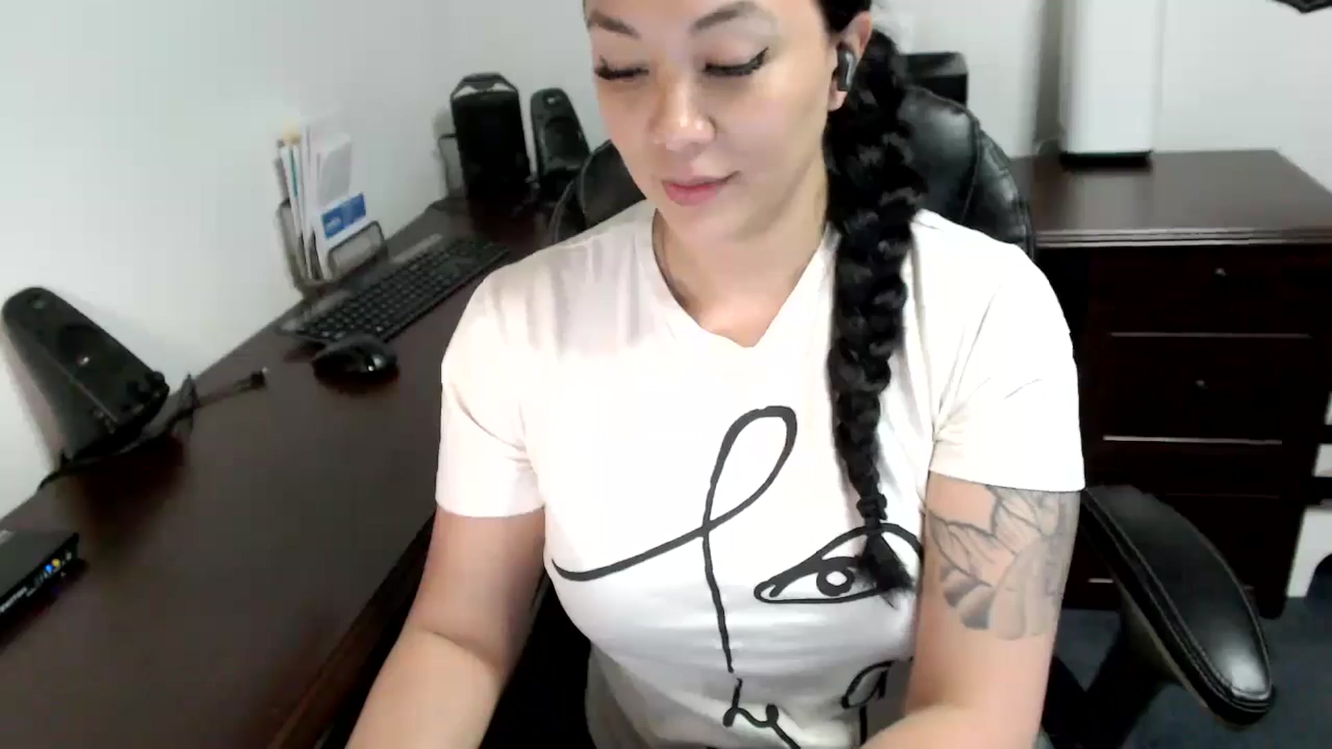Gallery image thumbnail from MickaylaMoon's myfreecams stream on, 05/10/2024, 19:09 image 20 of 20