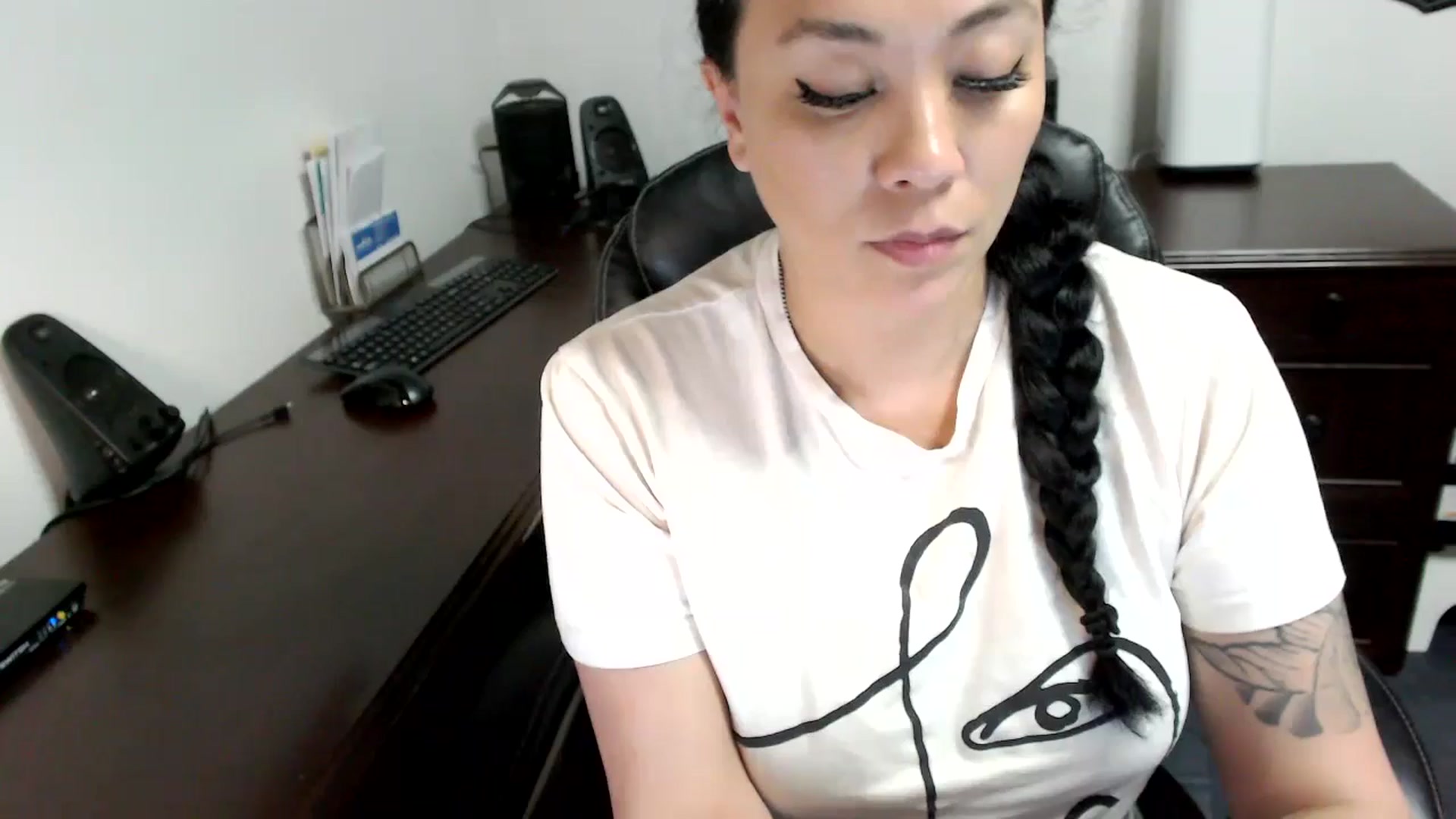 Gallery image thumbnail from MickaylaMoon's myfreecams stream on, 05/10/2024, 19:09 image 13 of 20