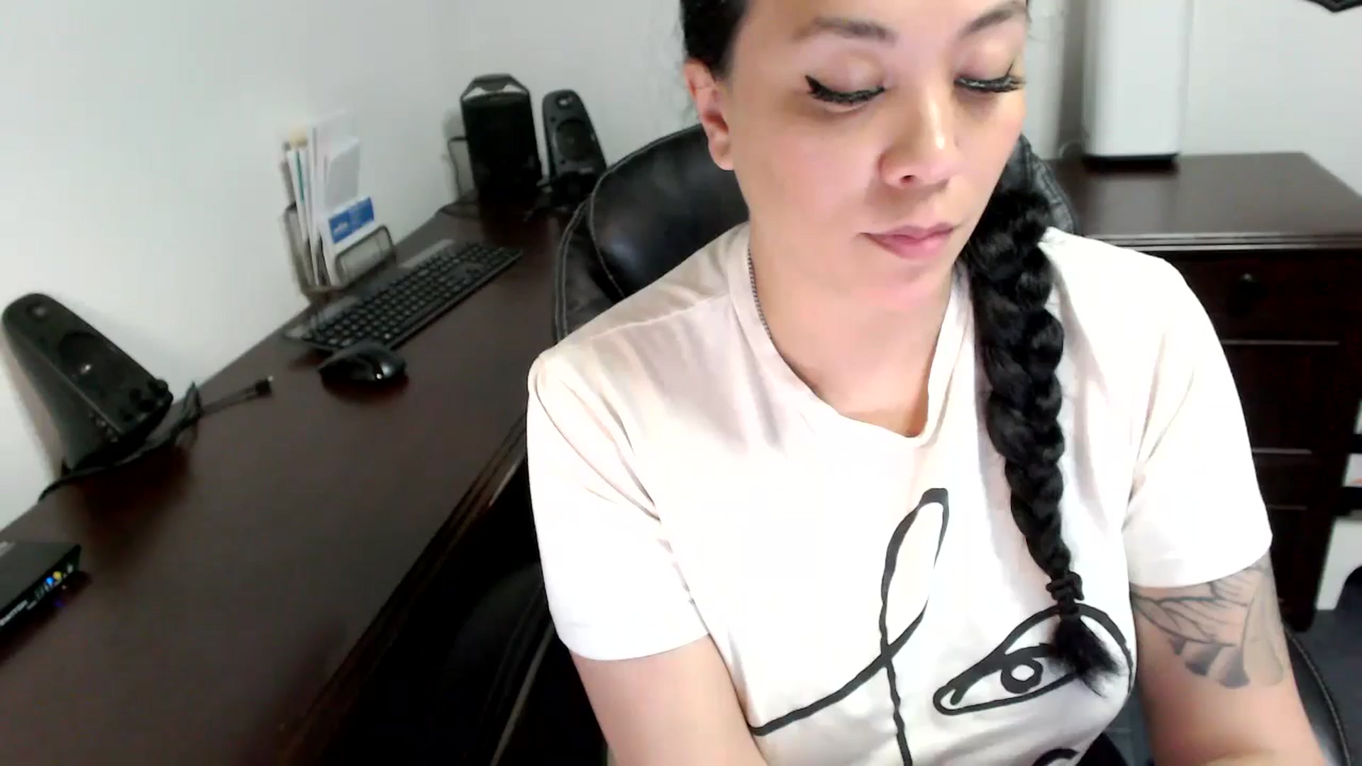 Gallery image thumbnail from MickaylaMoon's myfreecams stream on, 05/10/2024, 19:09 image 14 of 20