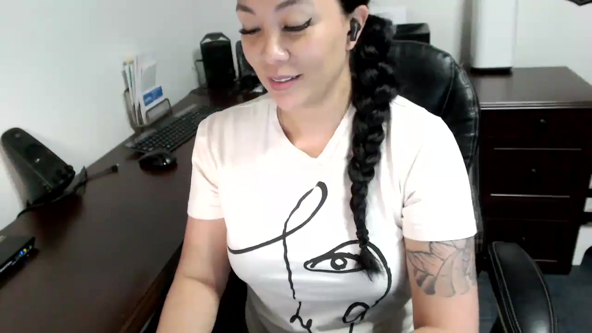 Gallery image thumbnail from MickaylaMoon's myfreecams stream on, 05/10/2024, 19:09 image 17 of 20