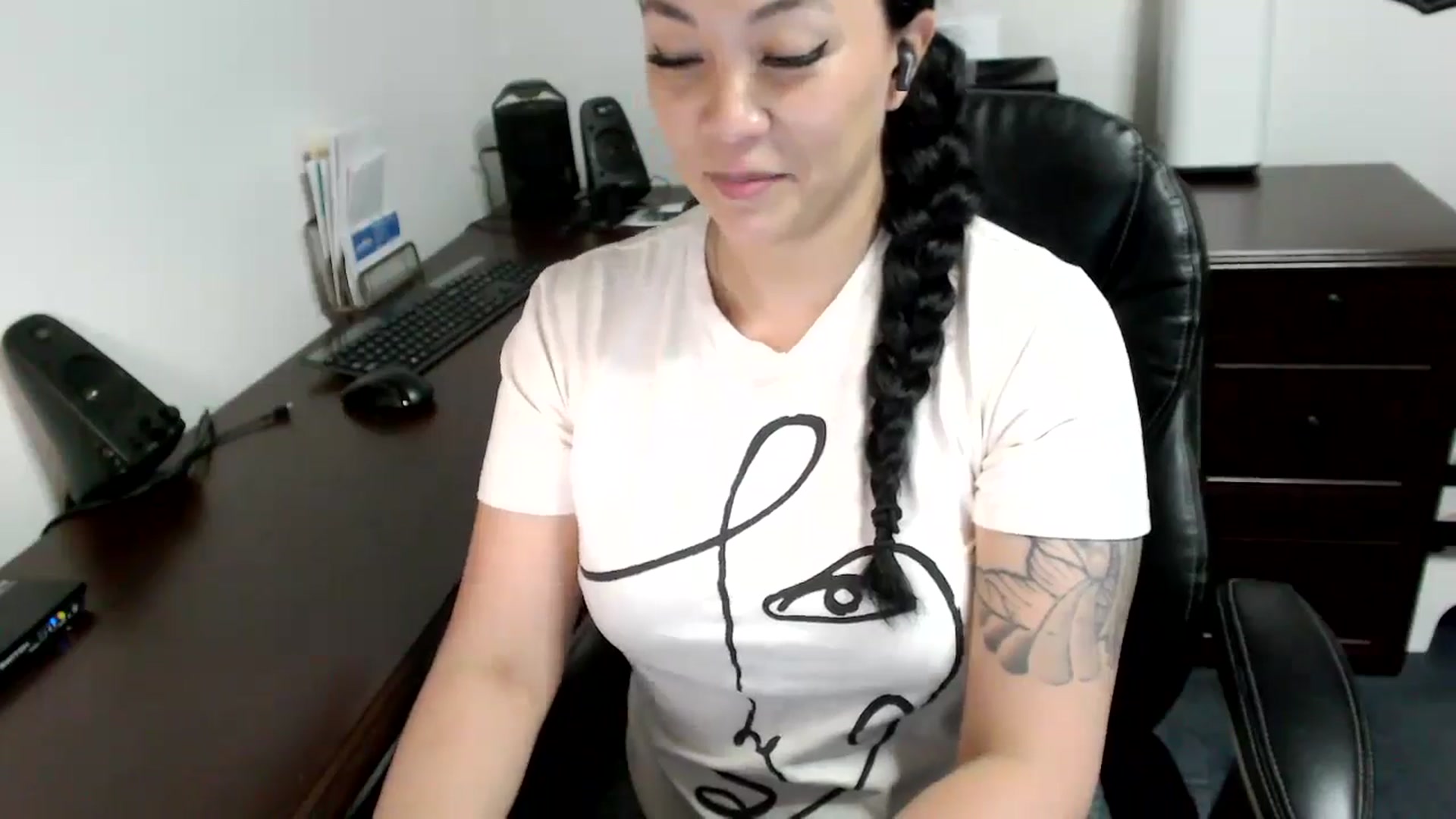 Gallery image thumbnail from MickaylaMoon's myfreecams stream on, 05/10/2024, 19:09 image 19 of 20