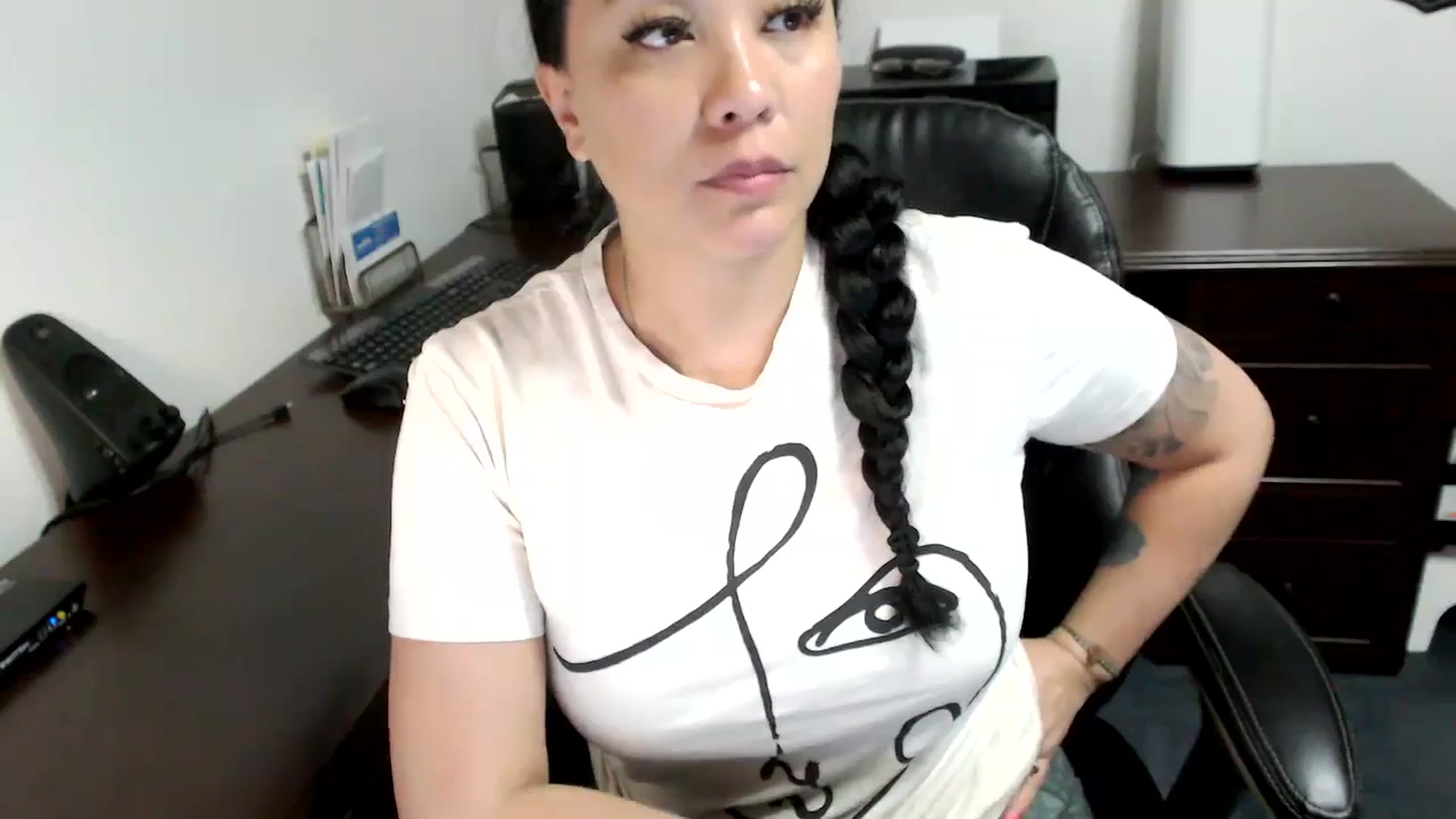 Gallery image thumbnail from MickaylaMoon's myfreecams stream on, 05/10/2024, 19:35 image 16 of 20