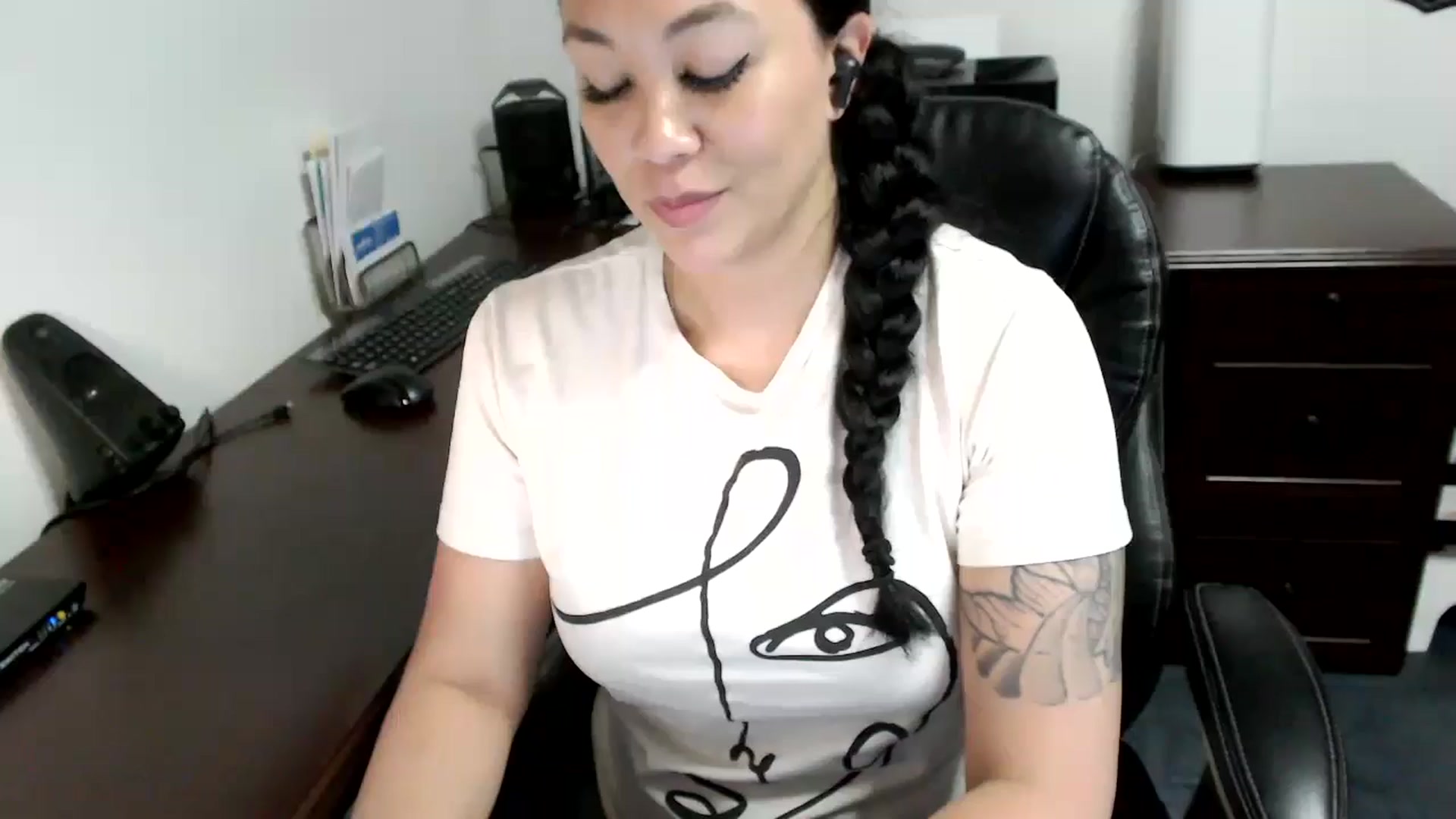 Gallery image thumbnail from MickaylaMoon's myfreecams stream on, 05/10/2024, 19:35 image 5 of 20