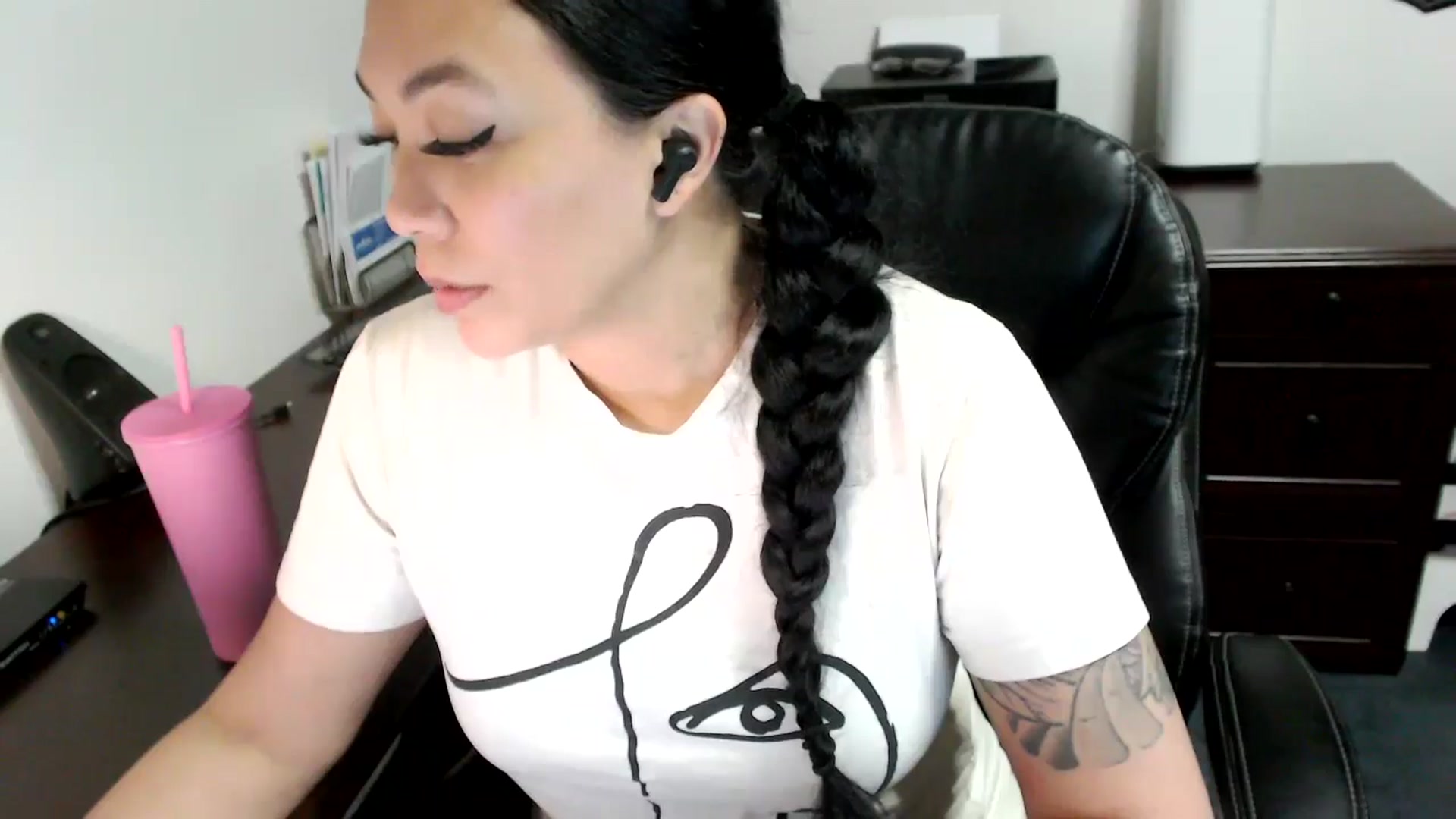 Gallery image thumbnail from MickaylaMoon's myfreecams stream on, 05/10/2024, 20:37 image 2 of 20
