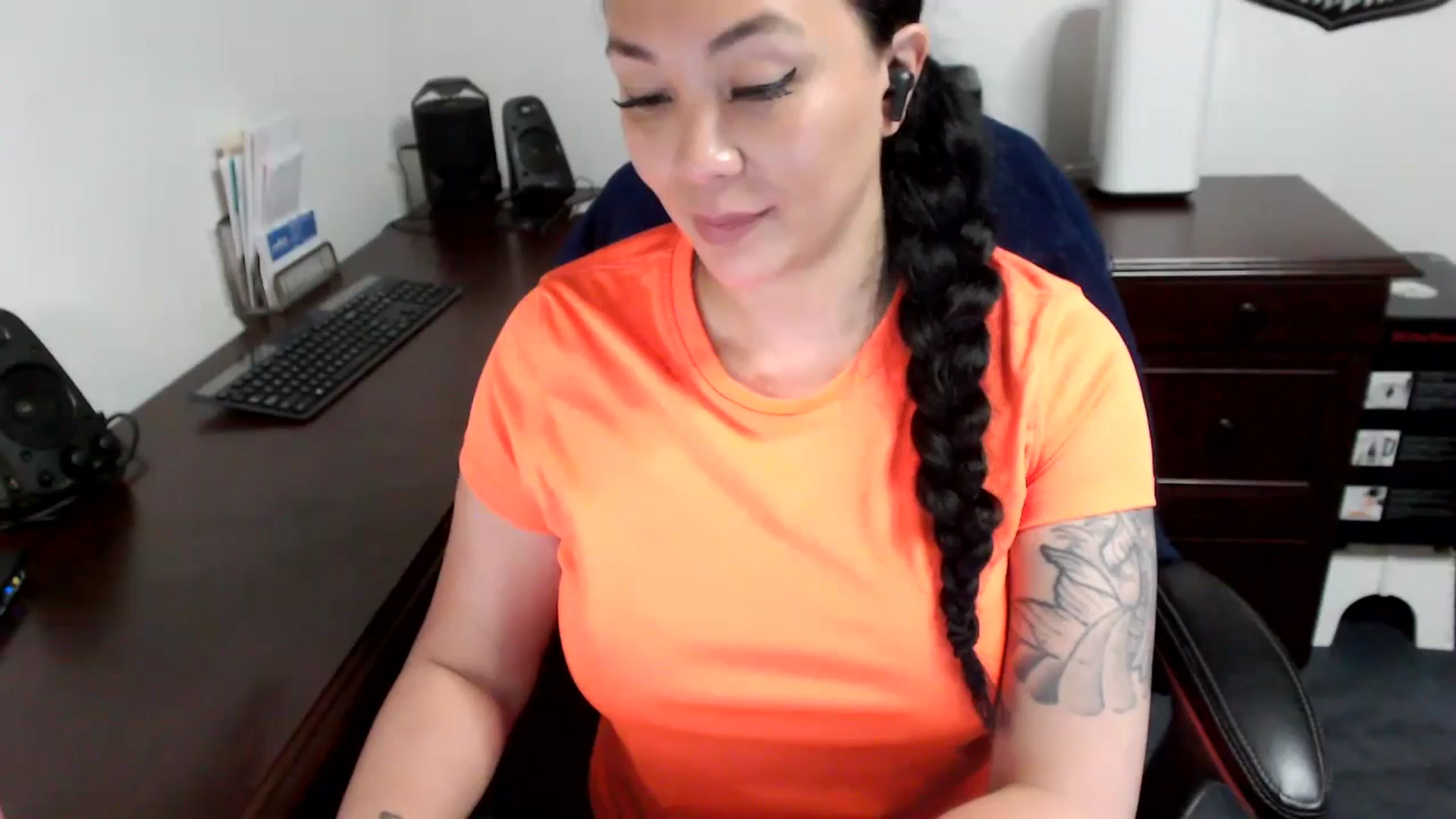 Gallery image thumbnail from MickaylaMoon's myfreecams stream on, 05/13/2024, 18:53 image 7 of 20