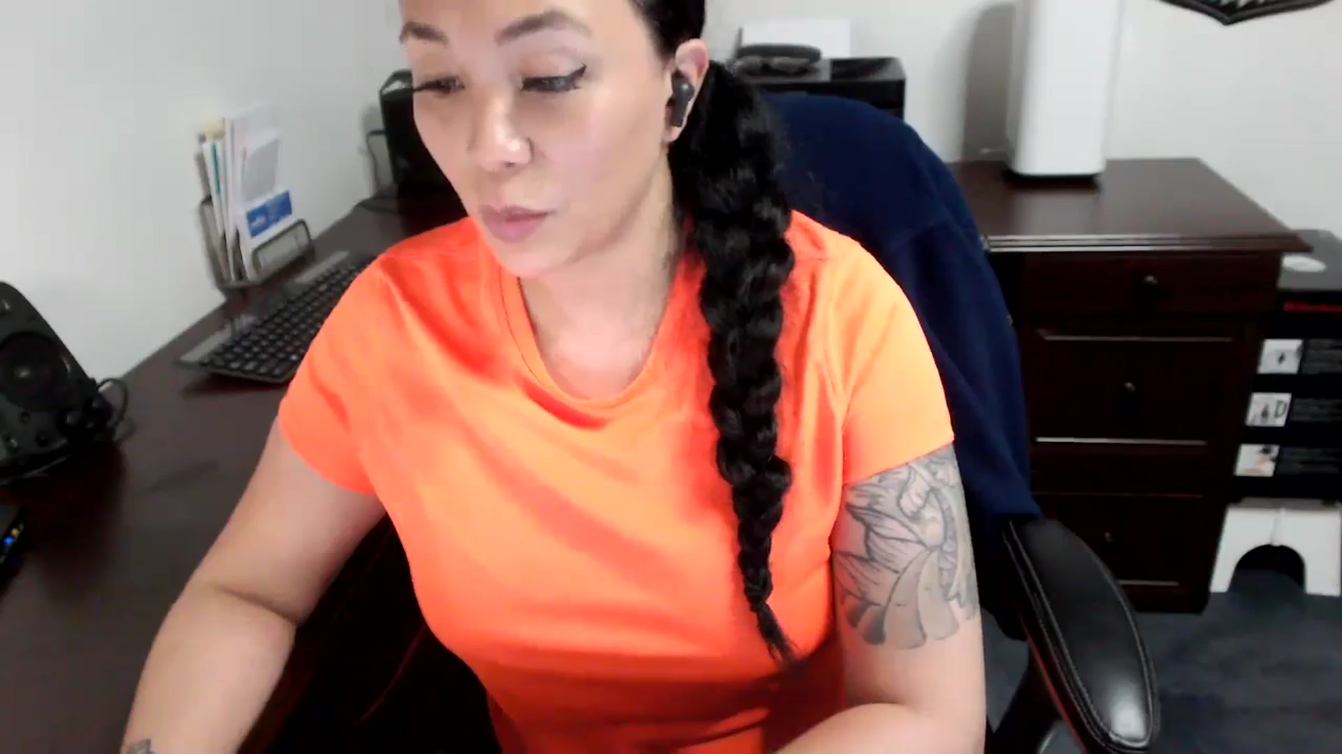 Gallery image thumbnail from MickaylaMoon's myfreecams stream on, 05/13/2024, 19:10 image 18 of 20