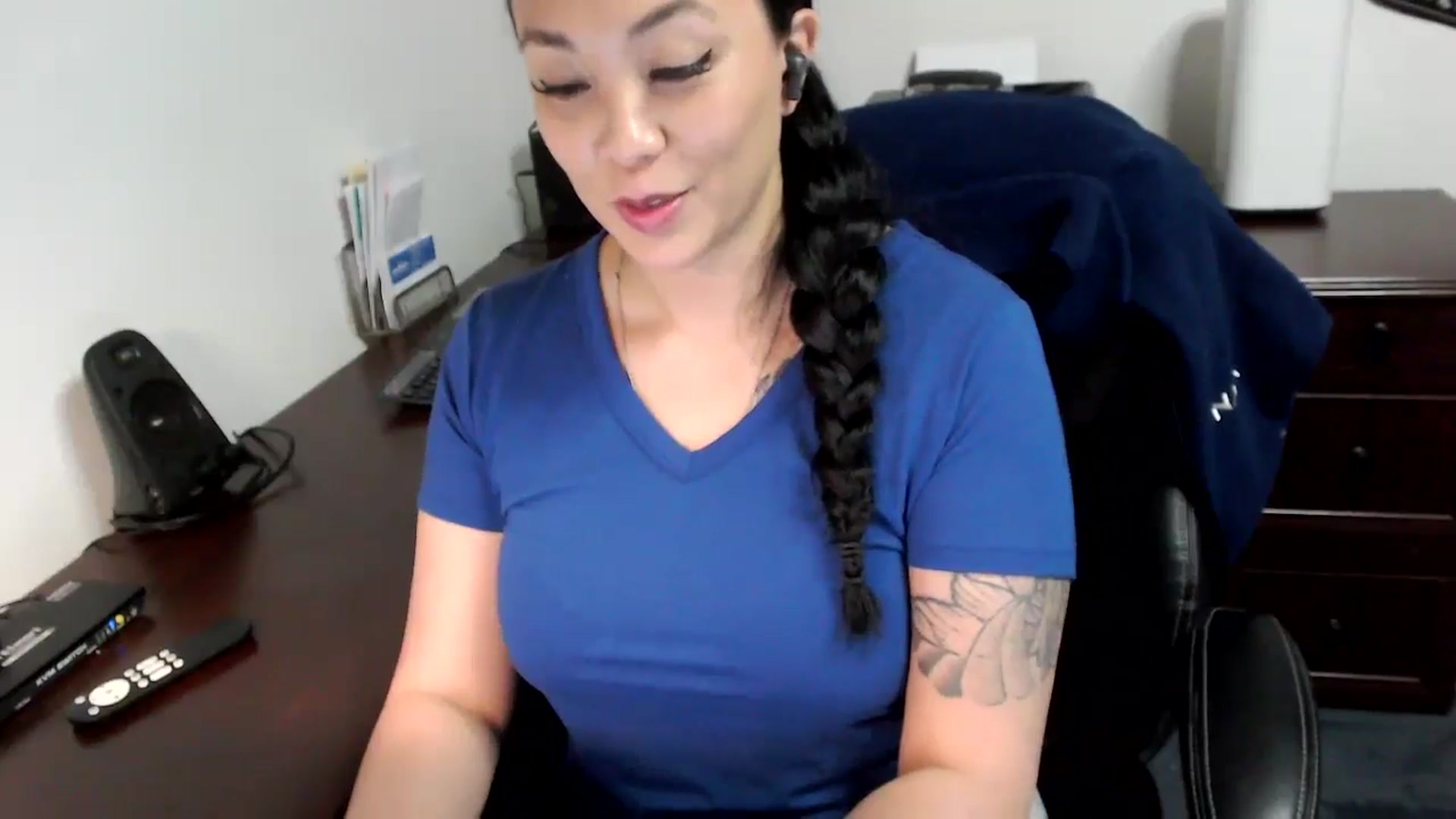 Gallery image thumbnail from MickaylaMoon's myfreecams stream on, 05/14/2024, 17:36 image 11 of 20