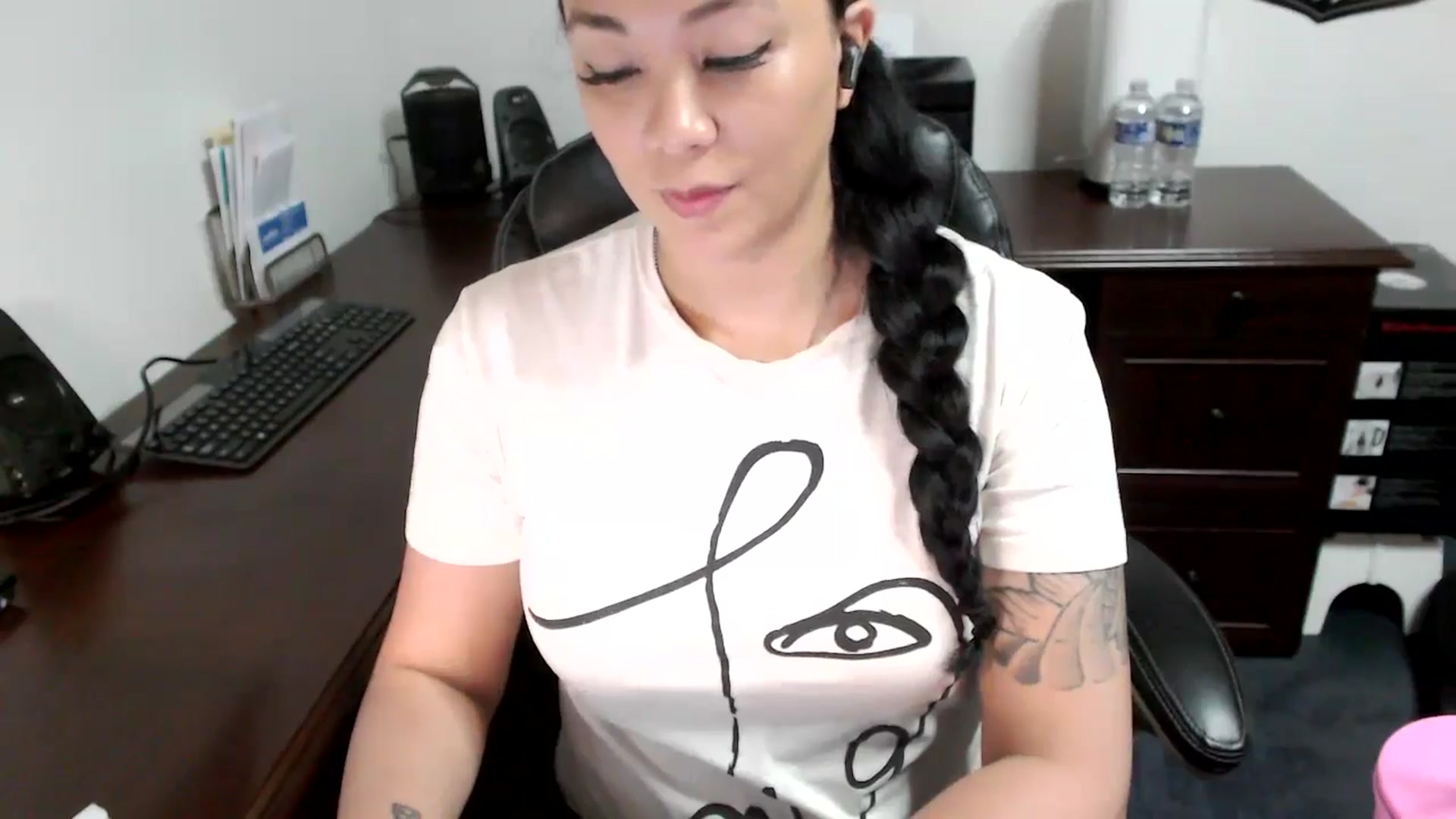 Gallery image thumbnail from MickaylaMoon's myfreecams stream on, 05/15/2024, 15:27 image 4 of 20