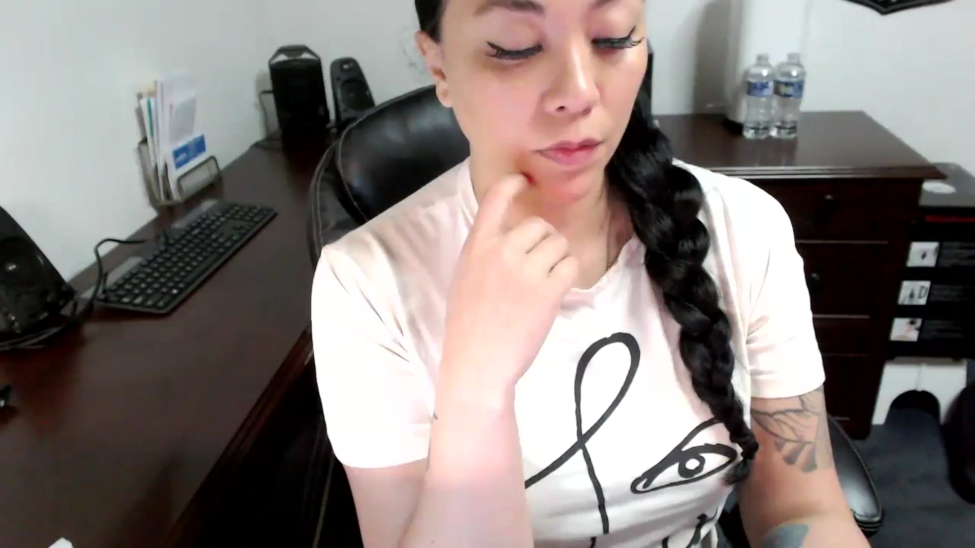 Gallery image thumbnail from MickaylaMoon's myfreecams stream on, 05/15/2024, 15:27 image 6 of 20