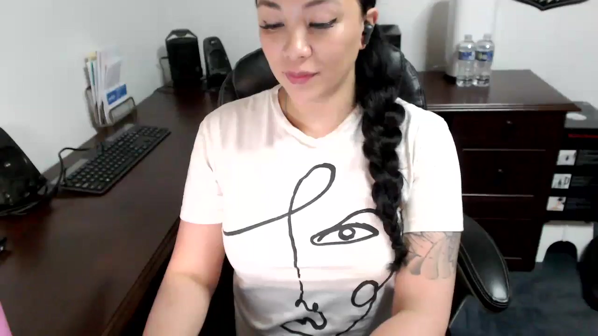 Gallery image thumbnail from MickaylaMoon's myfreecams stream on, 05/15/2024, 18:31 image 7 of 20