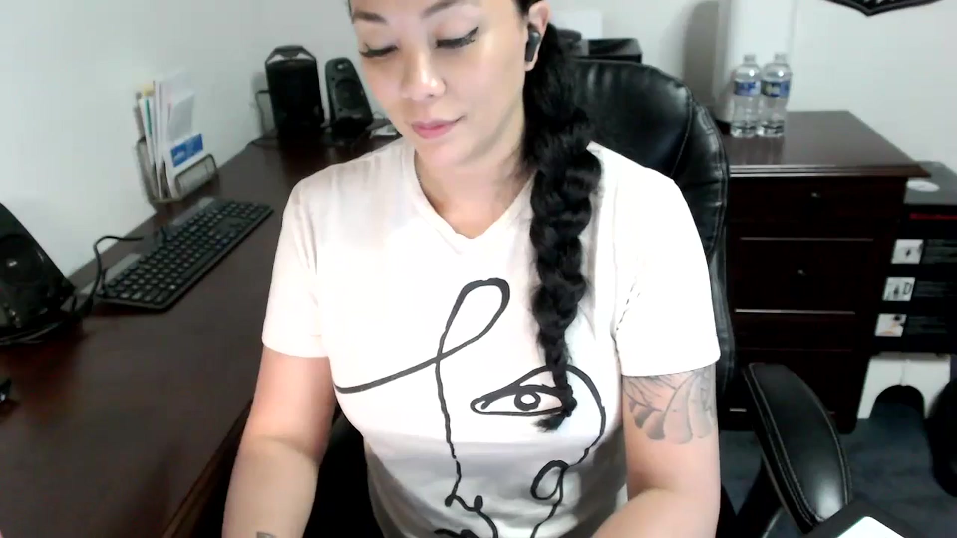 Gallery image thumbnail from MickaylaMoon's myfreecams stream on, 05/15/2024, 19:11 image 16 of 20