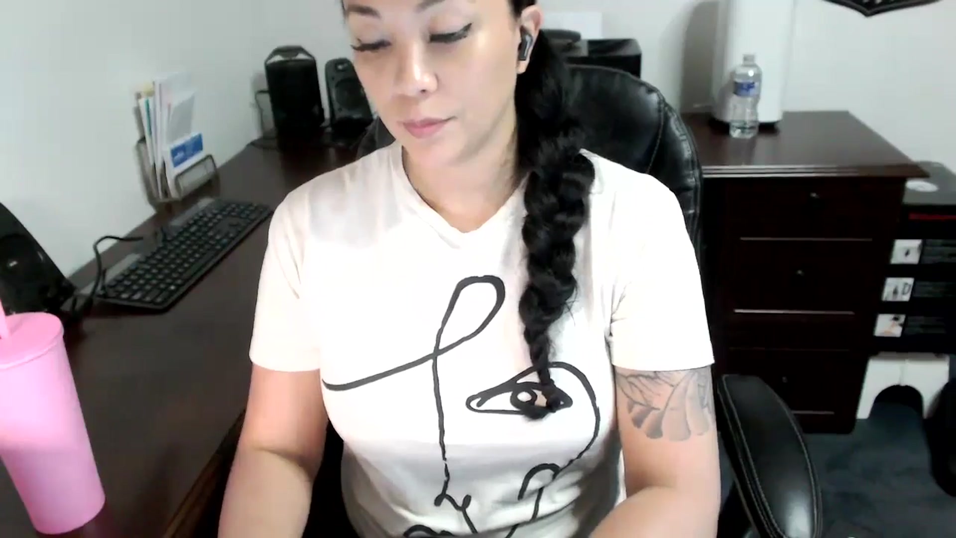 Gallery image thumbnail from MickaylaMoon's myfreecams stream on, 05/15/2024, 19:44 image 17 of 20