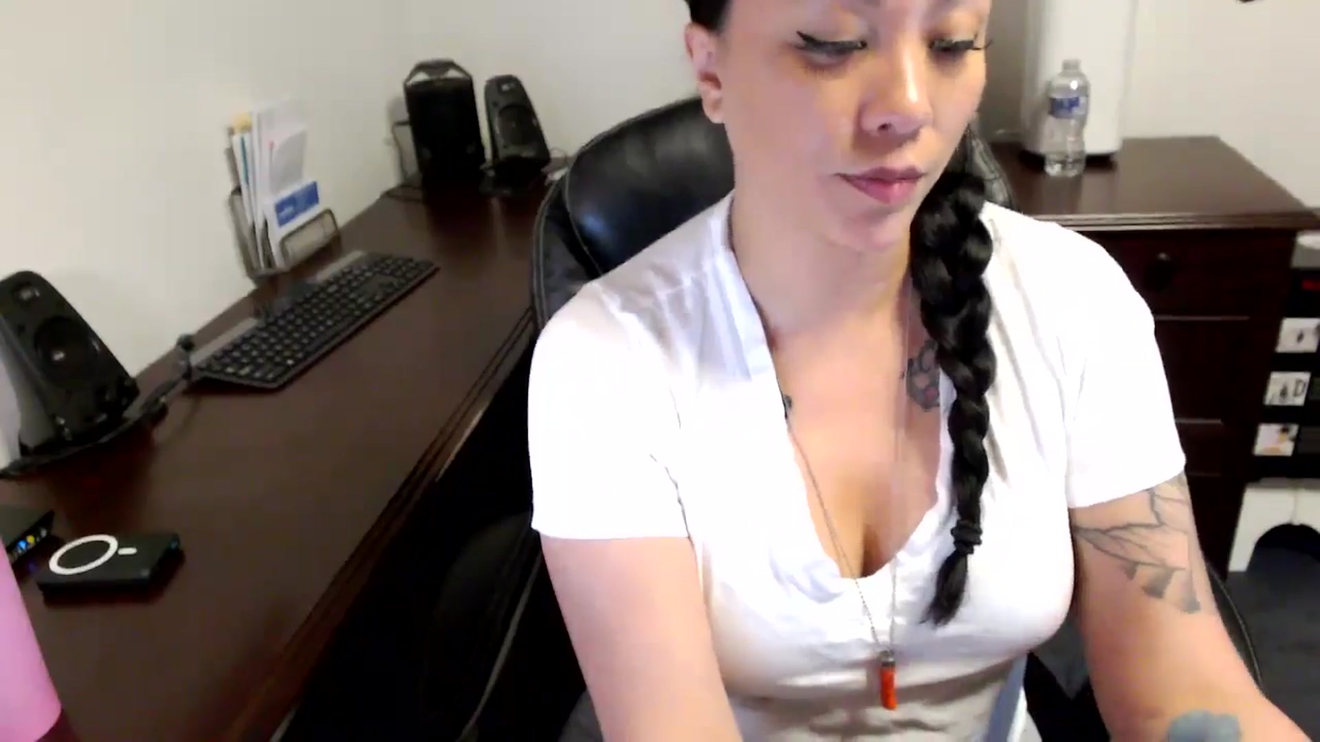 Gallery image thumbnail from MickaylaMoon's myfreecams stream on, 05/16/2024, 15:18 image 6 of 20