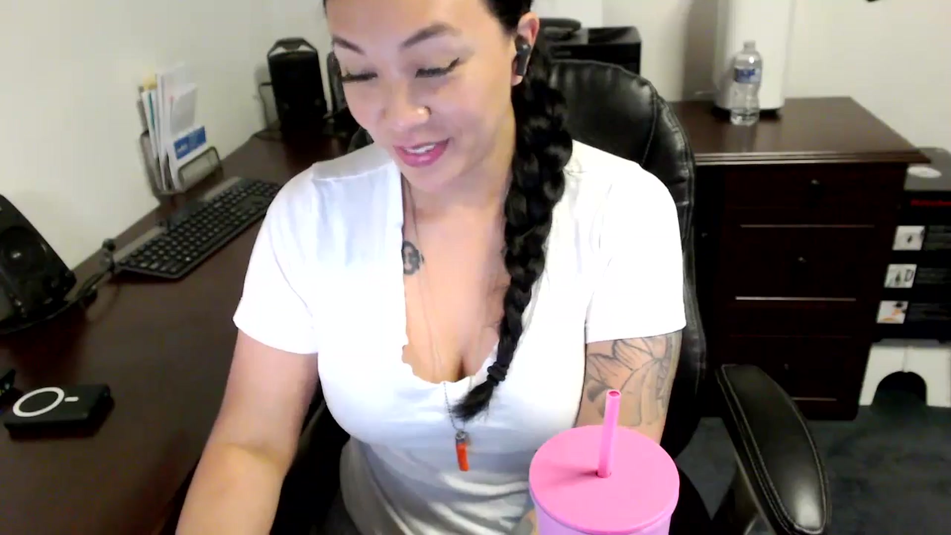 Gallery image thumbnail from MickaylaMoon's myfreecams stream on, 05/16/2024, 16:32 image 7 of 20