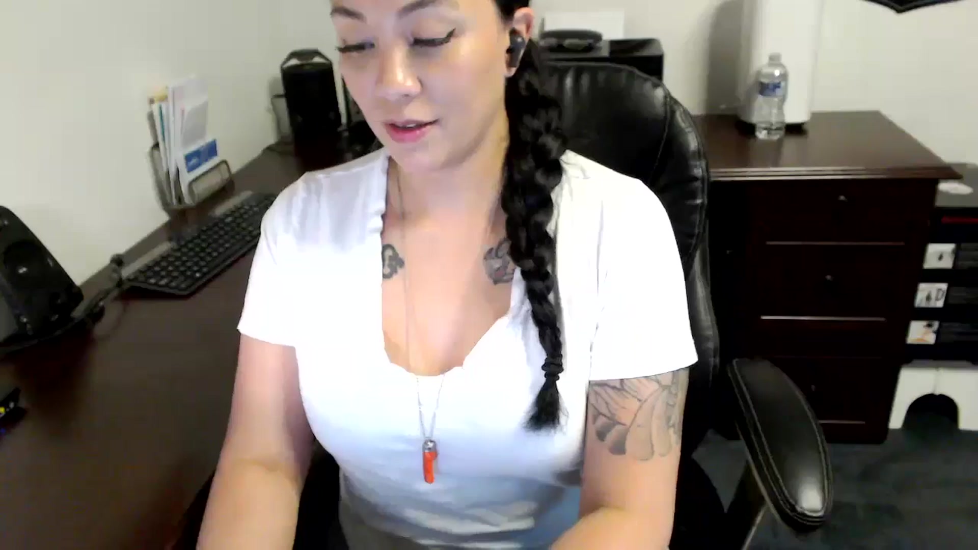 Gallery image thumbnail from MickaylaMoon's myfreecams stream on, 05/16/2024, 19:50 image 5 of 20
