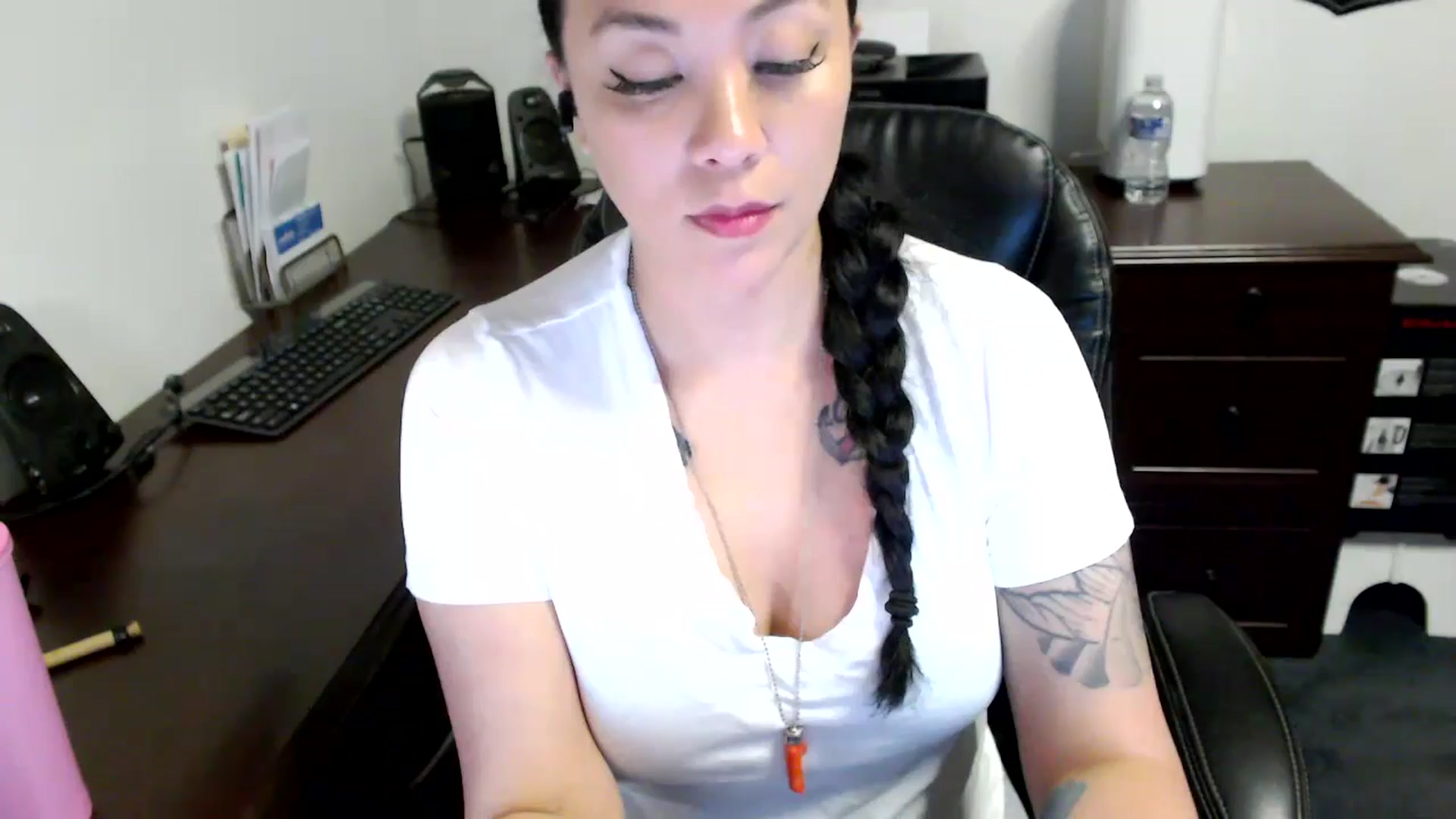 Gallery image thumbnail from MickaylaMoon's myfreecams stream on, 05/16/2024, 19:50 image 17 of 20