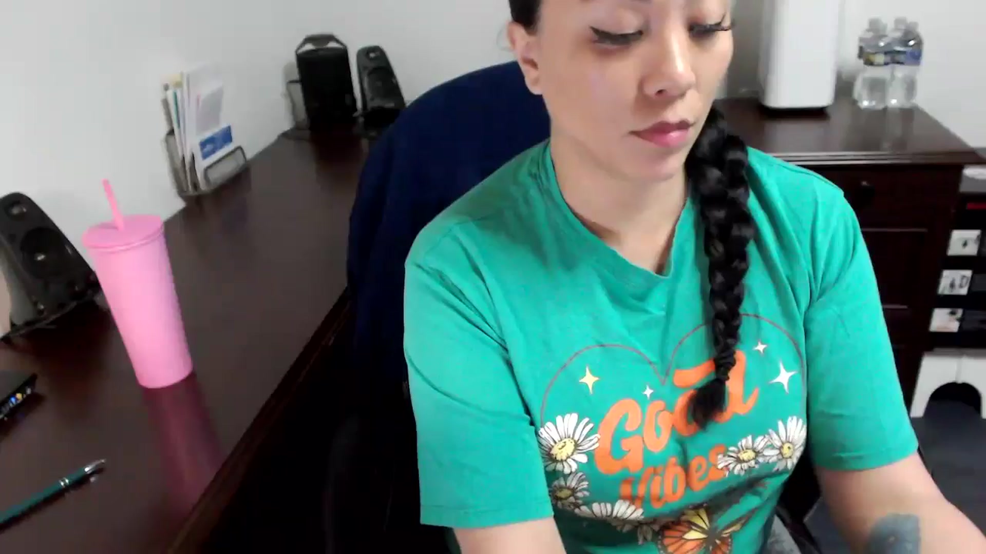 Gallery image thumbnail from MickaylaMoon's myfreecams stream on, 05/17/2024, 17:10 image 1 of 20