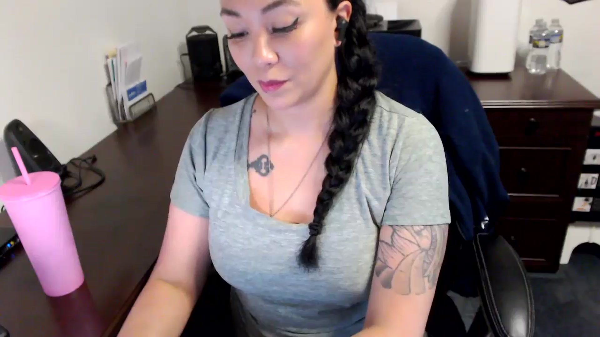 Gallery image thumbnail from MickaylaMoon's myfreecams stream on, 05/20/2024, 17:32 image 14 of 20