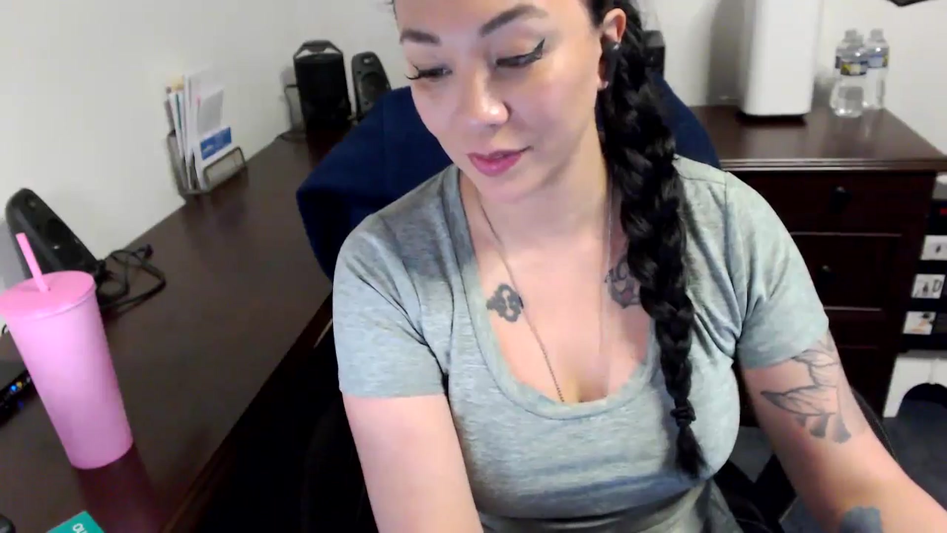 Gallery image thumbnail from MickaylaMoon's myfreecams stream on, 05/20/2024, 17:32 image 16 of 20