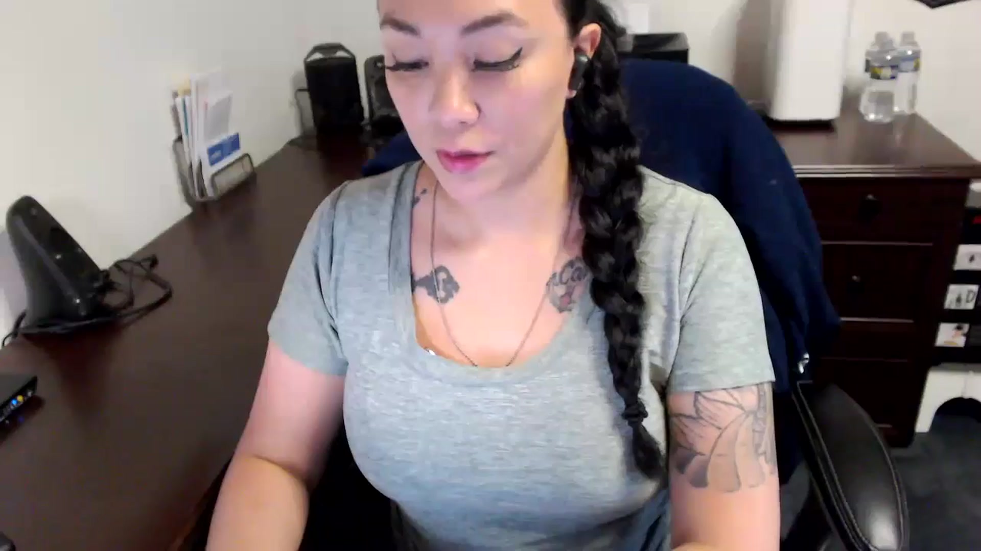 Gallery image thumbnail from MickaylaMoon's myfreecams stream on, 05/20/2024, 17:32 image 7 of 20