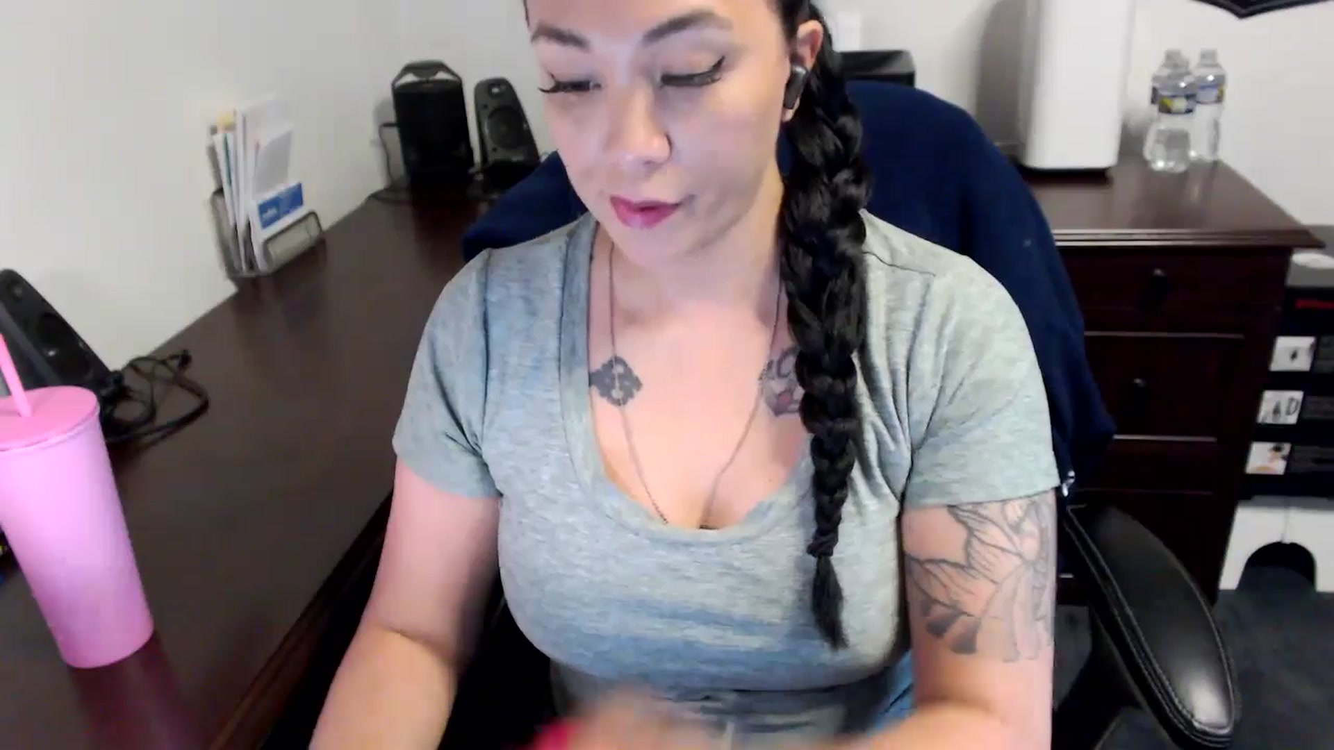 Gallery image thumbnail from MickaylaMoon's myfreecams stream on, 05/20/2024, 18:51 image 8 of 20